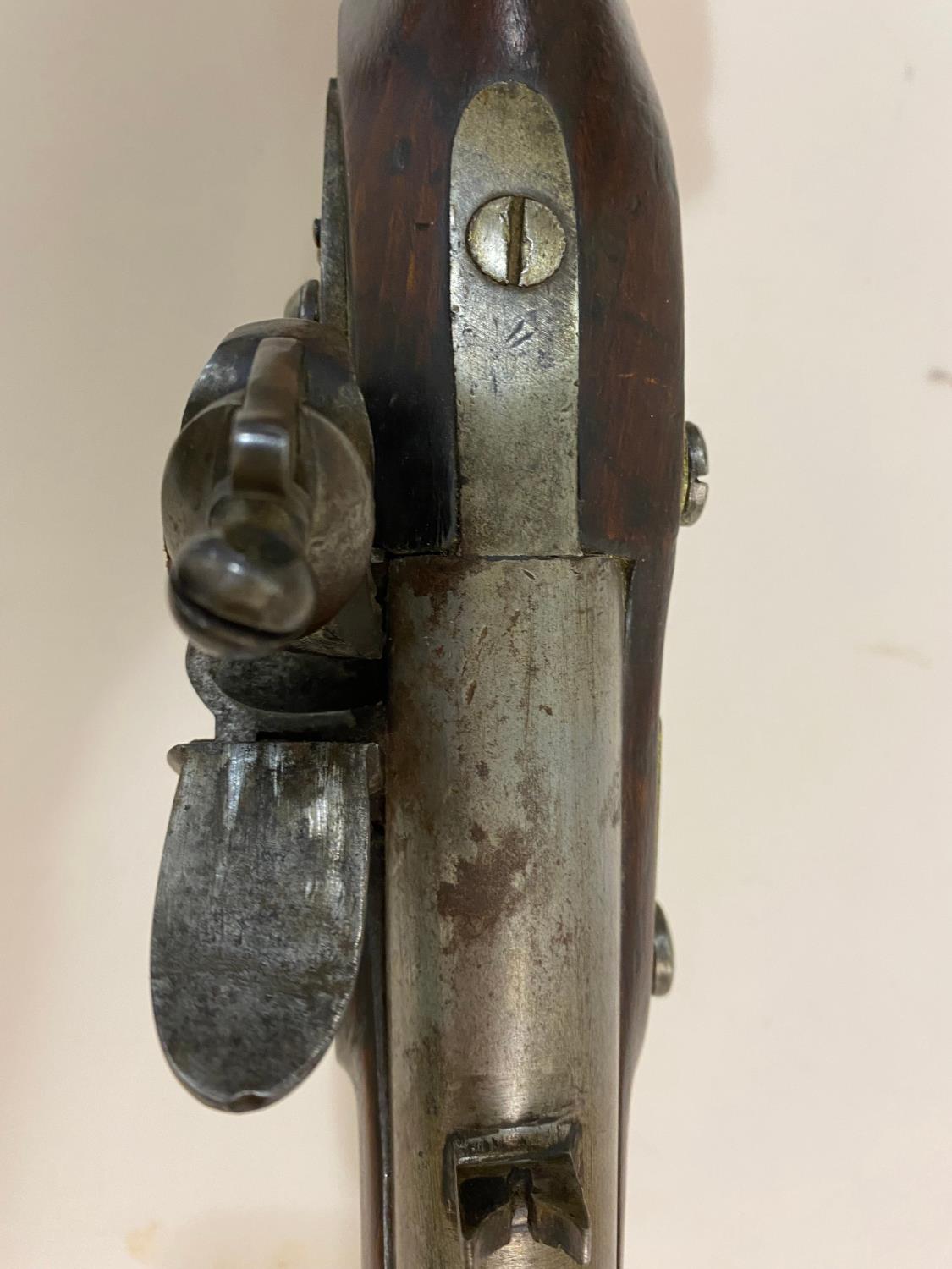 AN EARLY 19TH CENTURY 'BAKER' TYPE RIFLE WITH ISSUE MARKS. - Image 9 of 12