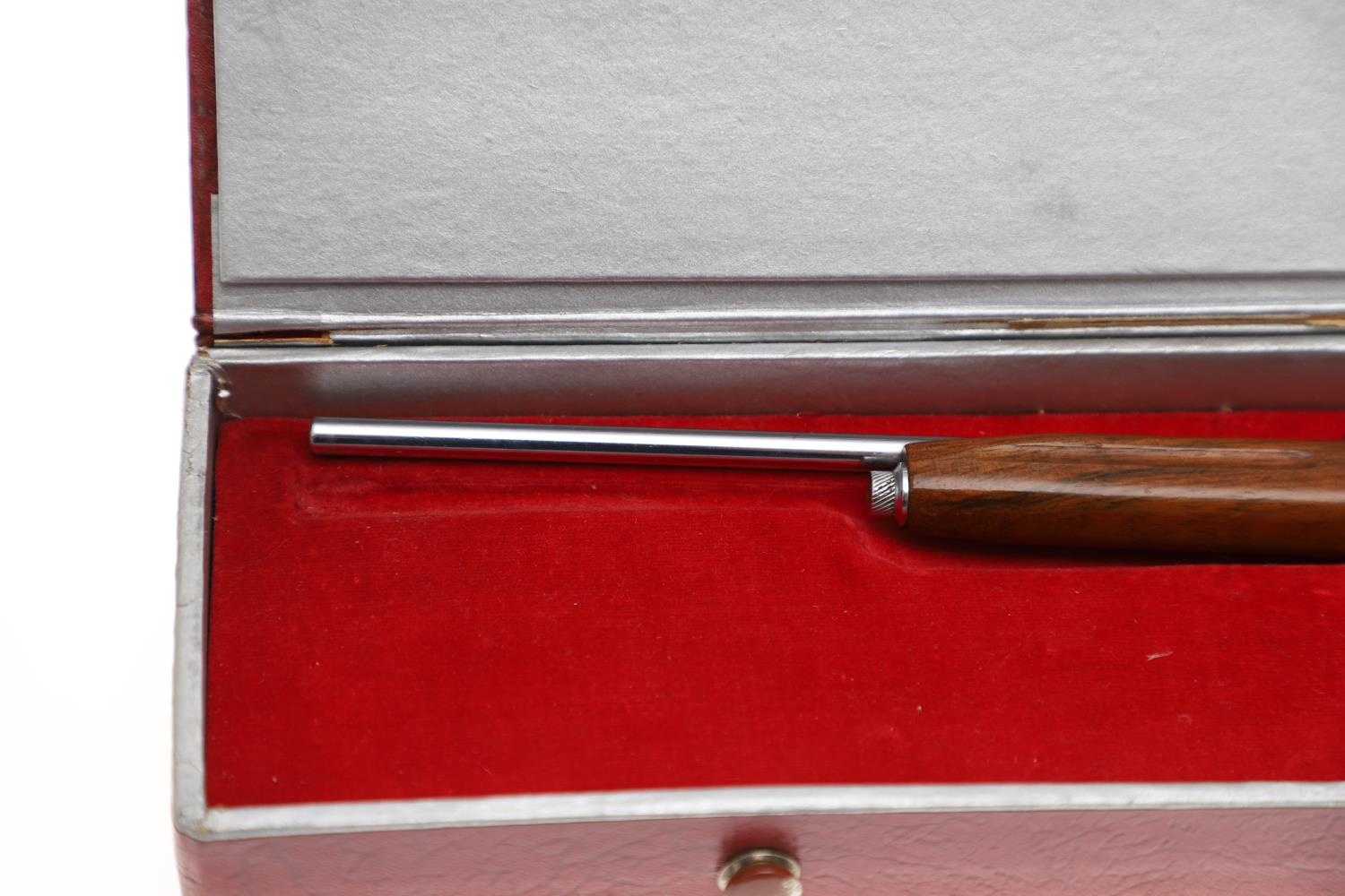 A DECORATIVE MINIATURE RIFFLE IN PRESENTATION CASE. - Image 4 of 6