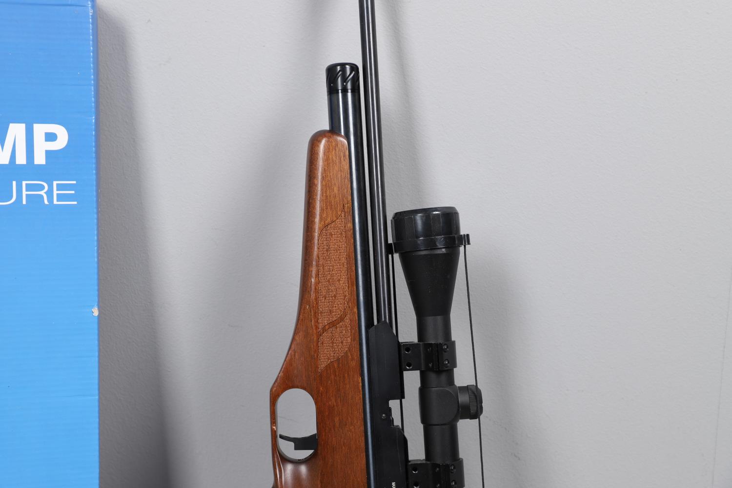 A BROCOCK 'CONTOUR' 177 AIR RIFLE AND PUMP. - Image 6 of 10