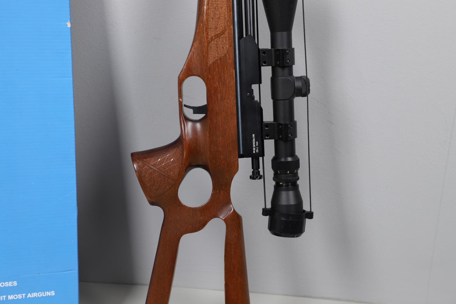 A BROCOCK 'CONTOUR' 177 AIR RIFLE AND PUMP. - Image 7 of 10