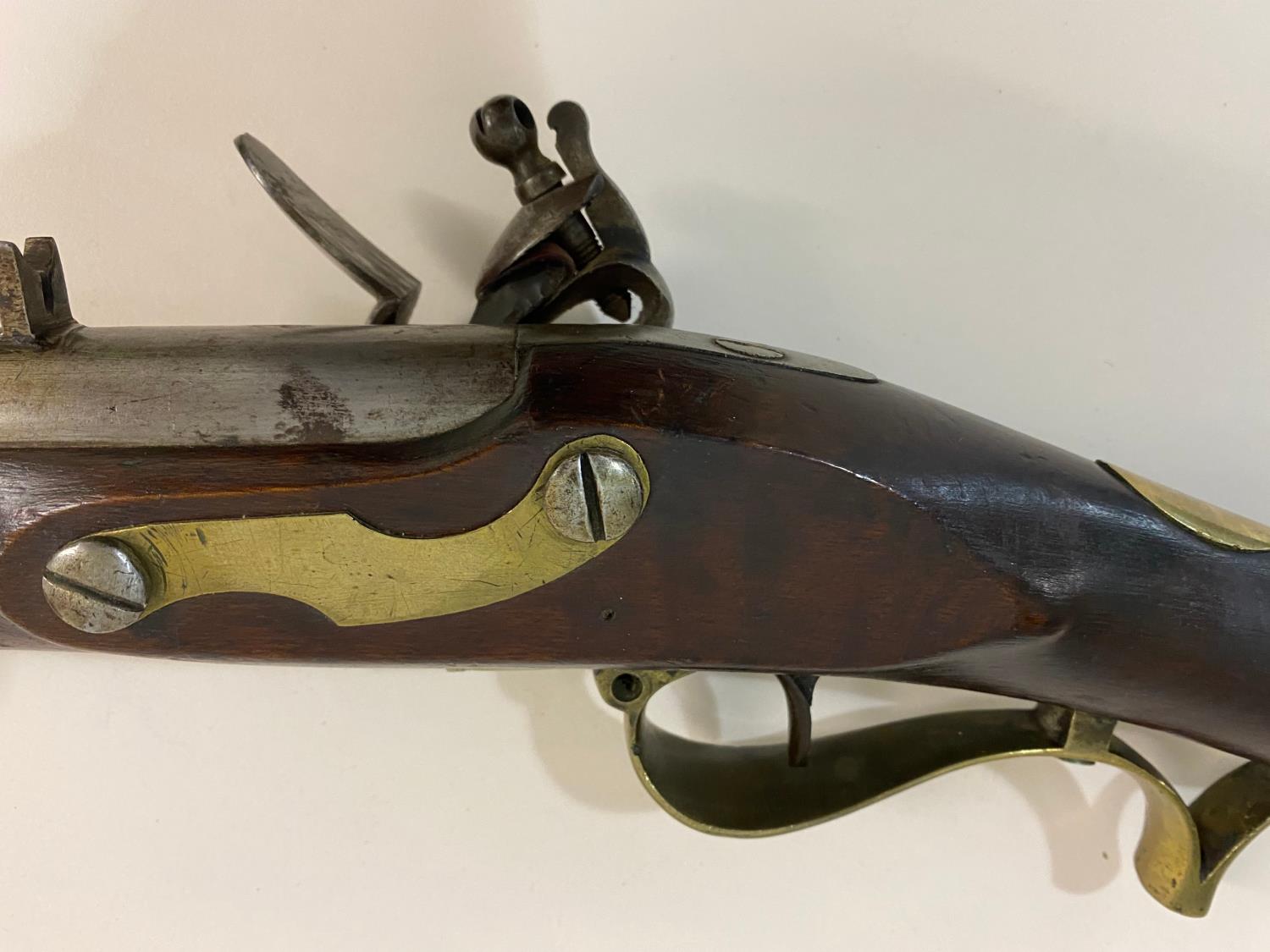 AN EARLY 19TH CENTURY 'BAKER' TYPE RIFLE WITH ISSUE MARKS. - Image 7 of 12