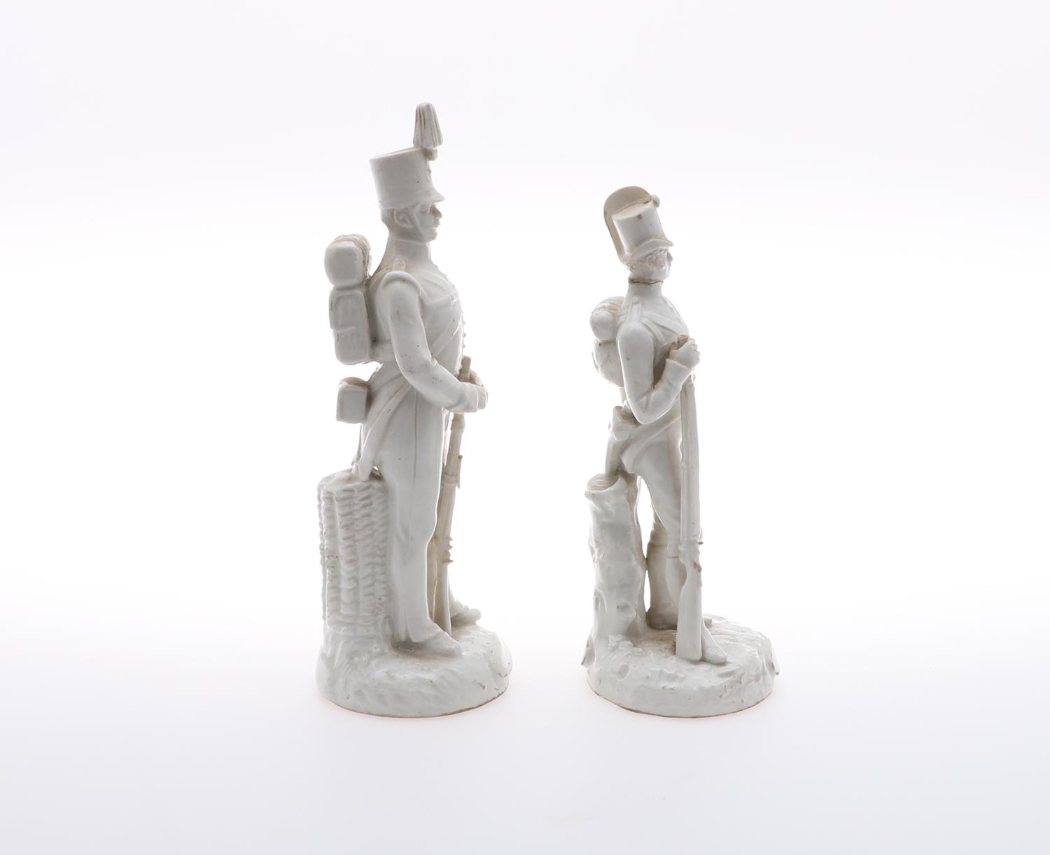 TWO VIENNA PORCELAIN FIGURES OF SOLDIERS IN NAPOLEONIC UNIFORM. - Image 4 of 5