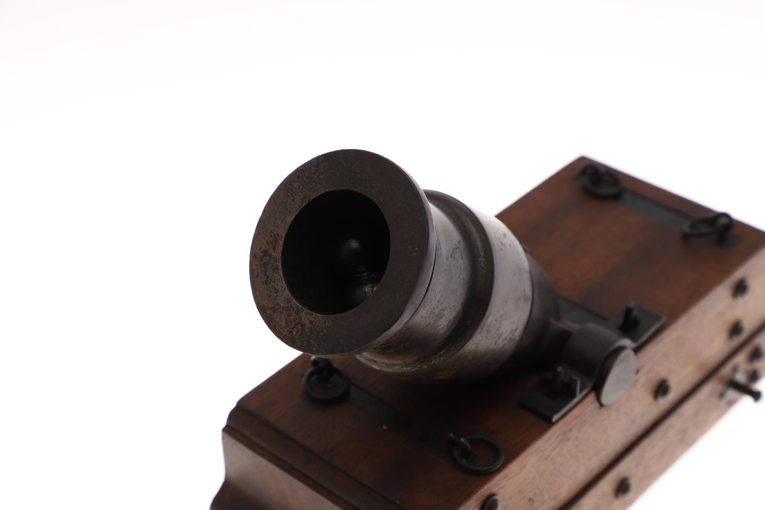 A MODEL OF A 19TH CENTURY TEN OR THIRTEEN INCH MORTAR ON WOODEN BED. - Image 5 of 5