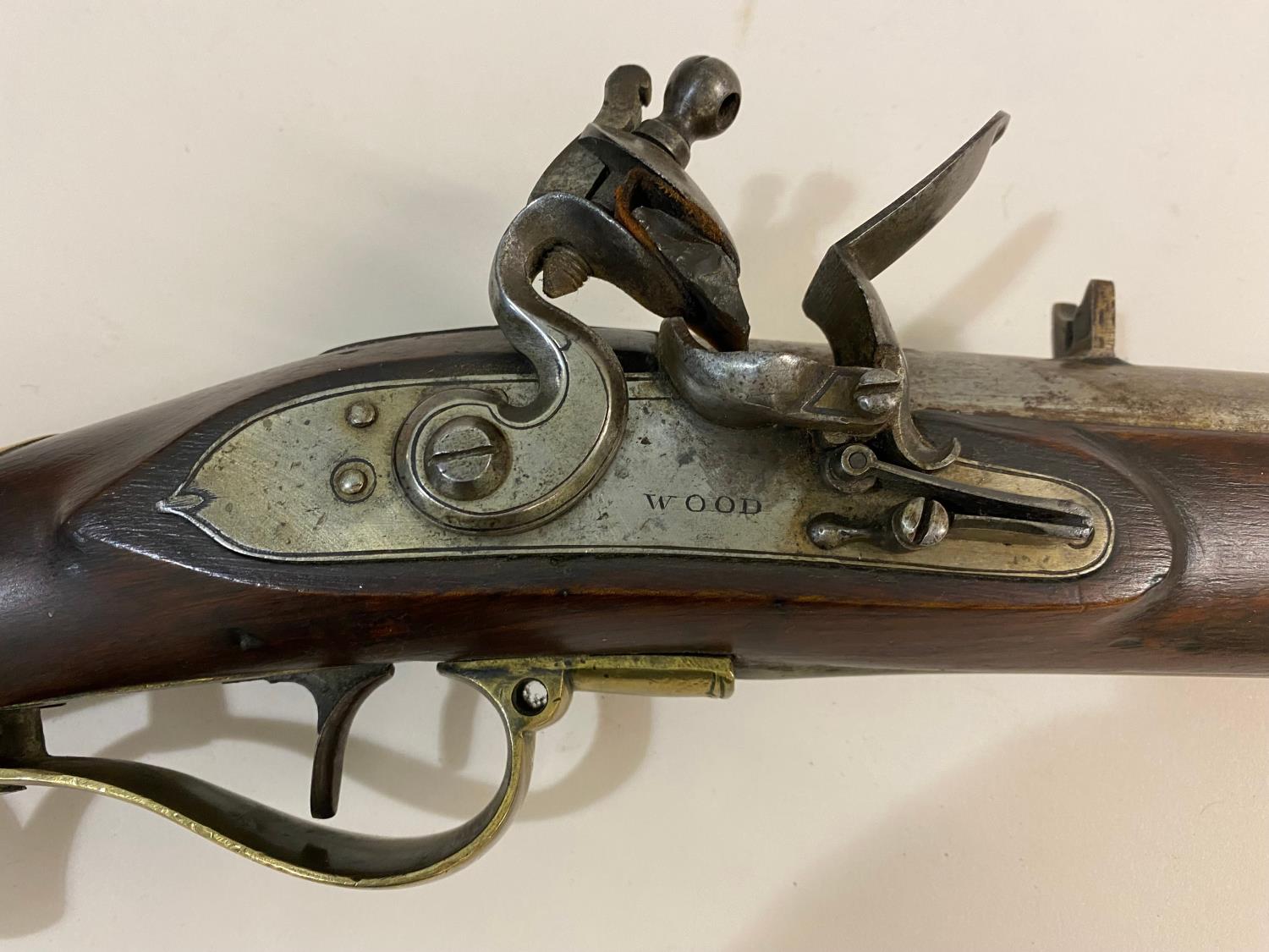 AN EARLY 19TH CENTURY 'BAKER' TYPE RIFLE WITH ISSUE MARKS. - Image 11 of 12