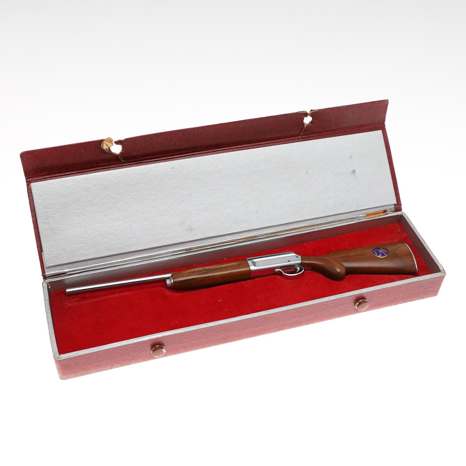 A DECORATIVE MINIATURE RIFFLE IN PRESENTATION CASE.