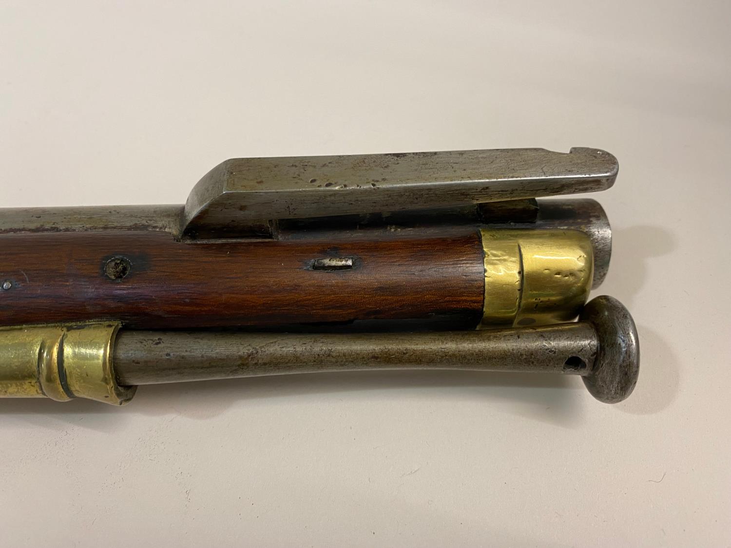 AN EARLY 19TH CENTURY 'BAKER' TYPE RIFLE WITH ISSUE MARKS. - Image 12 of 12