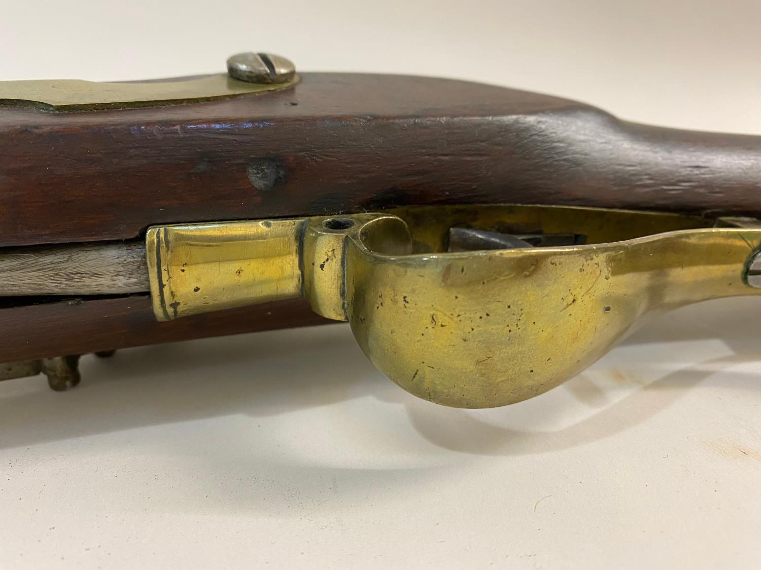 AN EARLY 19TH CENTURY 'BAKER' TYPE RIFLE WITH ISSUE MARKS. - Image 8 of 12