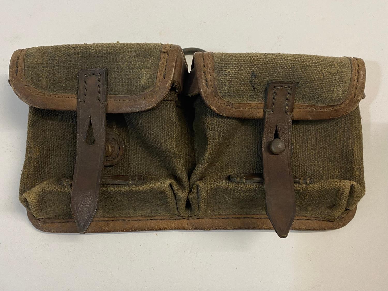 A SECOND WORLD WAR GERMAN AMMUNITION POUCH.