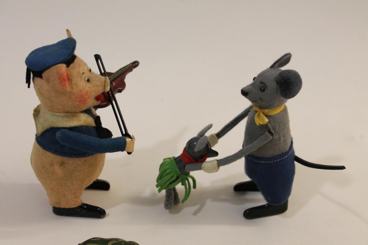 SCHUCO CLOCKWORK PIG PLAYING A VIOLIN & SCHUCO MOUSE & CHILD. - Image 5 of 6