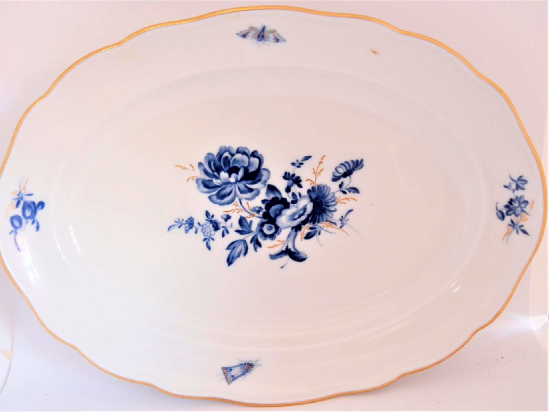 Meissen - Servierplatte, Blaue Blume mit Insektenmalerei, Knaufzeit, um 1900 Porzellan. 2 - Bild 2 aus 4