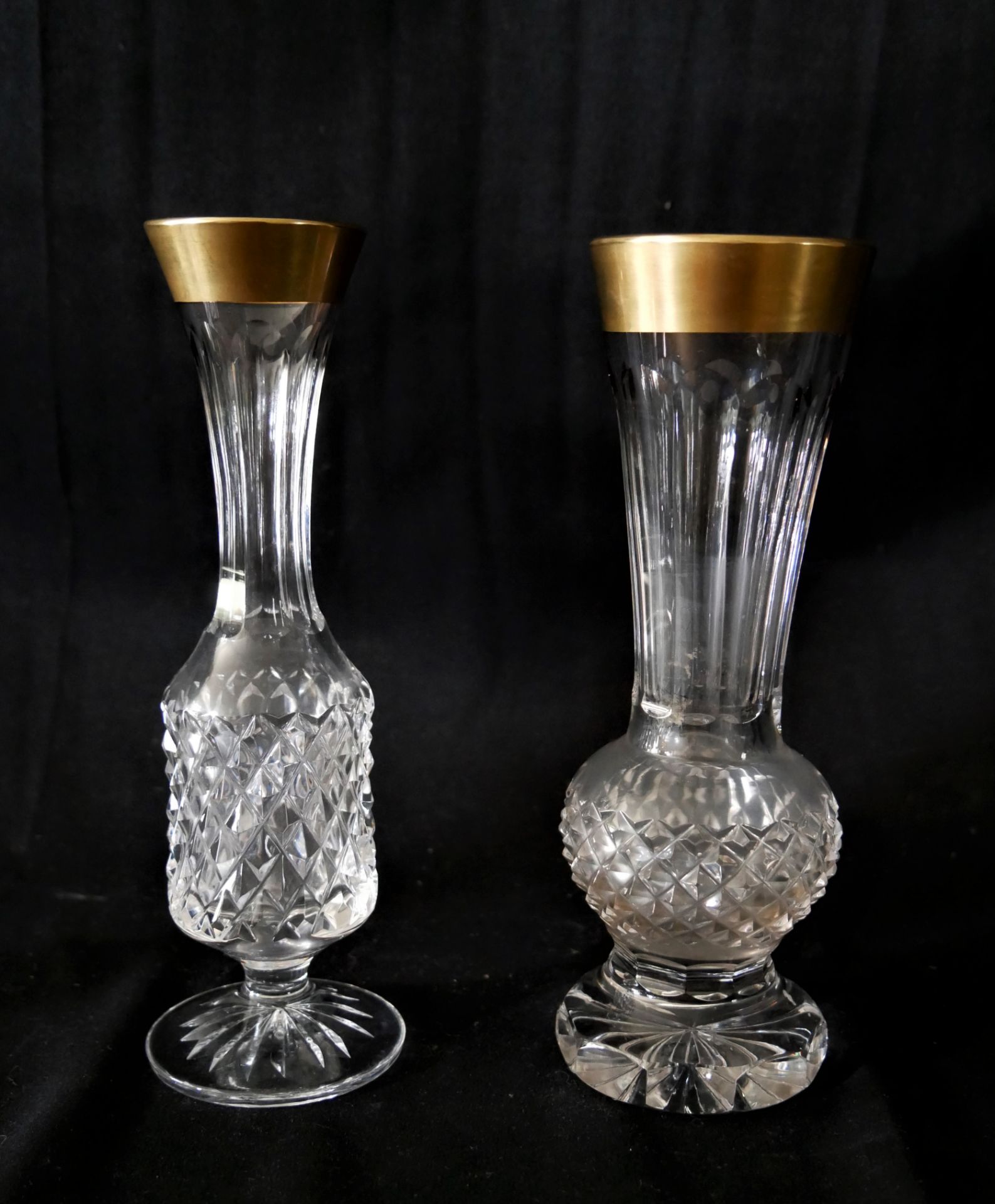 3 Teile Kristallglas, bestehend aus 2 Vasen mit breitem Goldrand, Höhe bis 24 cm, sowie 1 - Image 2 of 2