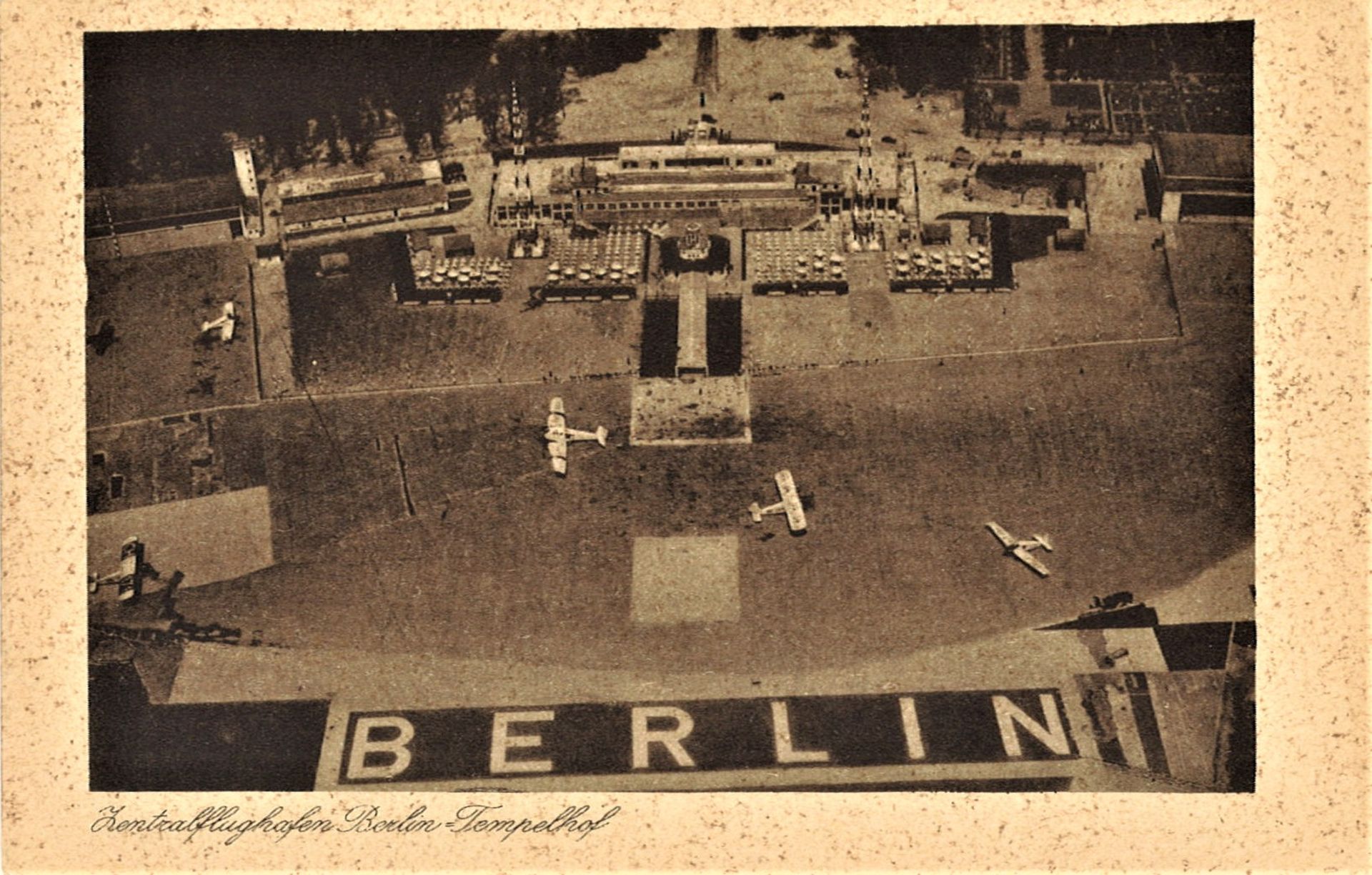 seltene Postkarte Berlin Zentralflughafen Berlin-Tempelhof. Sehr frühe Karte, ungelaufen