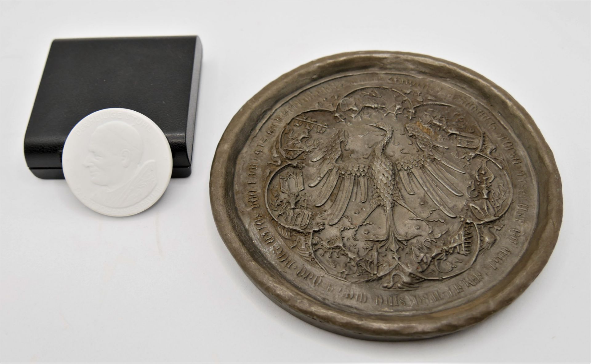 1 Stadtsiegel, Siegel von König Friedrich III. sowie eine Meissen Porzellan Medaille Papst