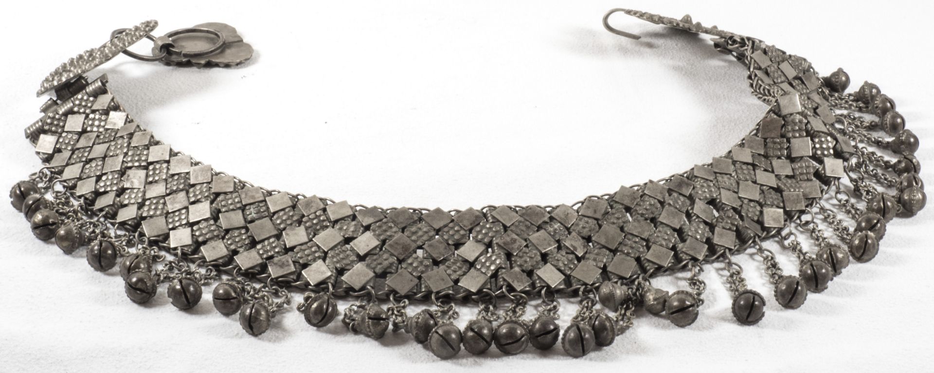 Trachtengürtel, Metall, mit Glöckchen als Abhängungen. Länge: ca. 80 cm.