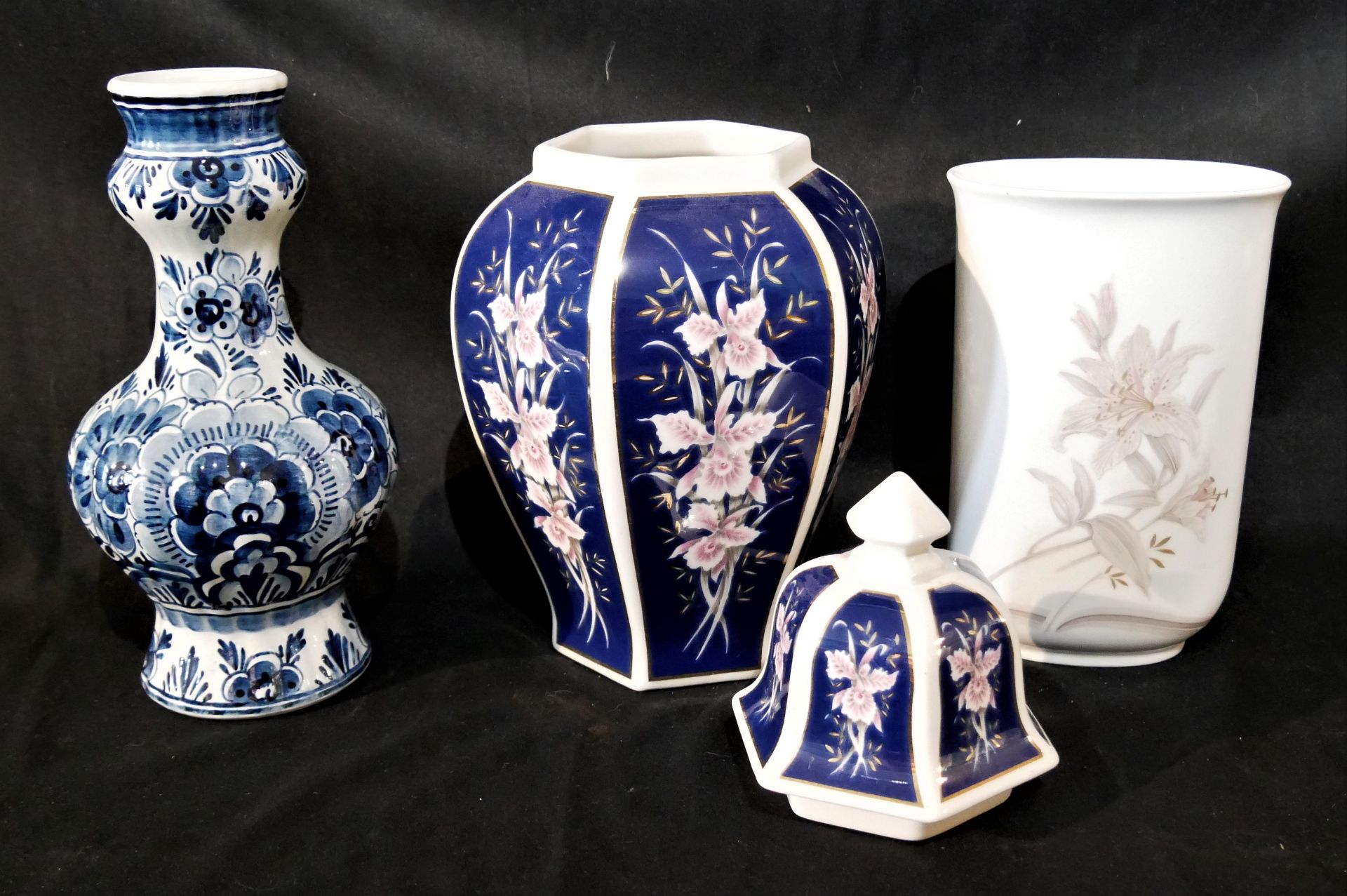 Lot Porzellan & Keramik aus Auflösung, insgesamt 3 Stück. Dabei 1x Delft, 1x Kaiser sowie 1 - Bild 2 aus 3