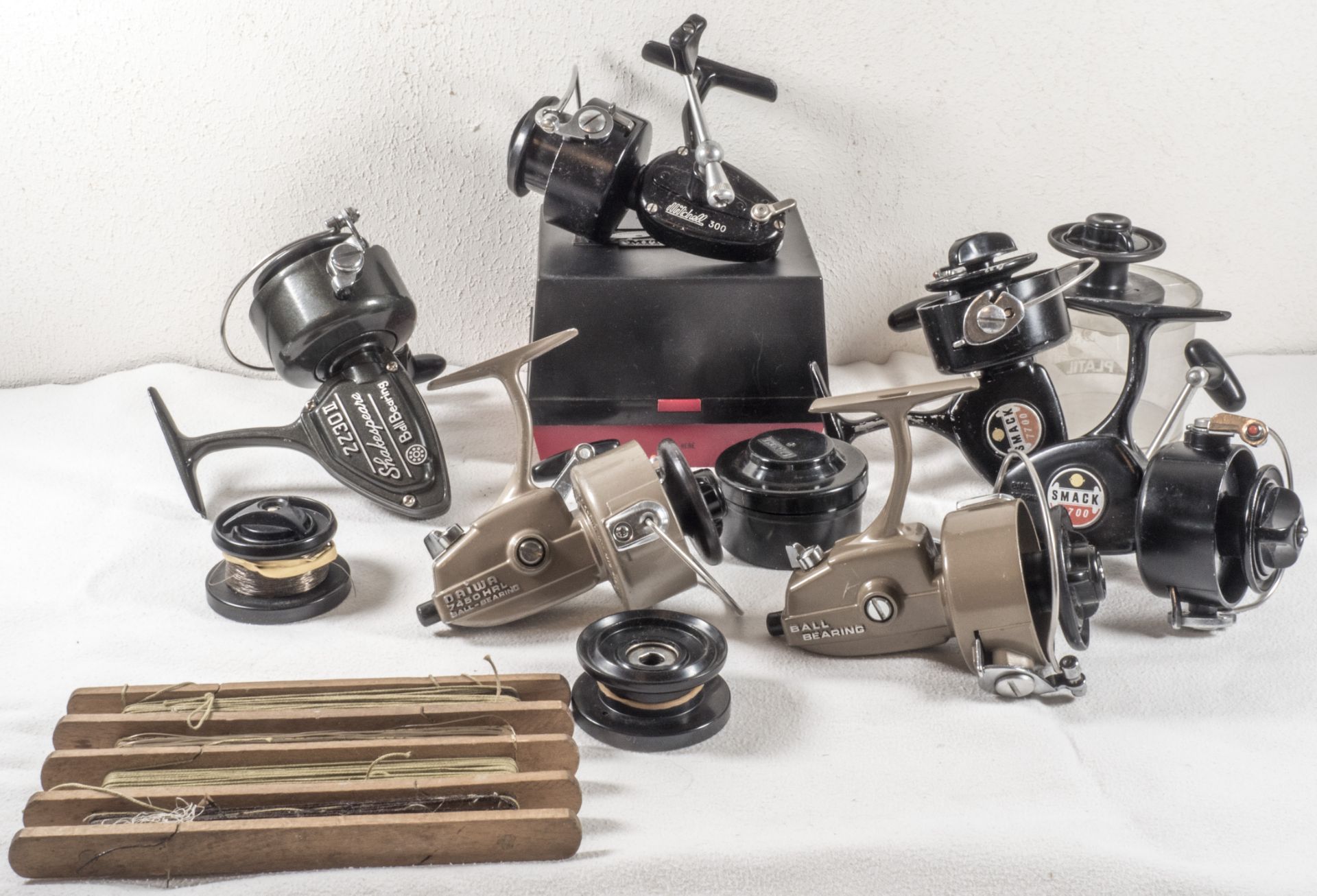 Konvolut Angelrollen, bestehend aus Mitchell 300 mit OVP, Shakespeare 2230 II, 2 x Daiwa 7450 HAL