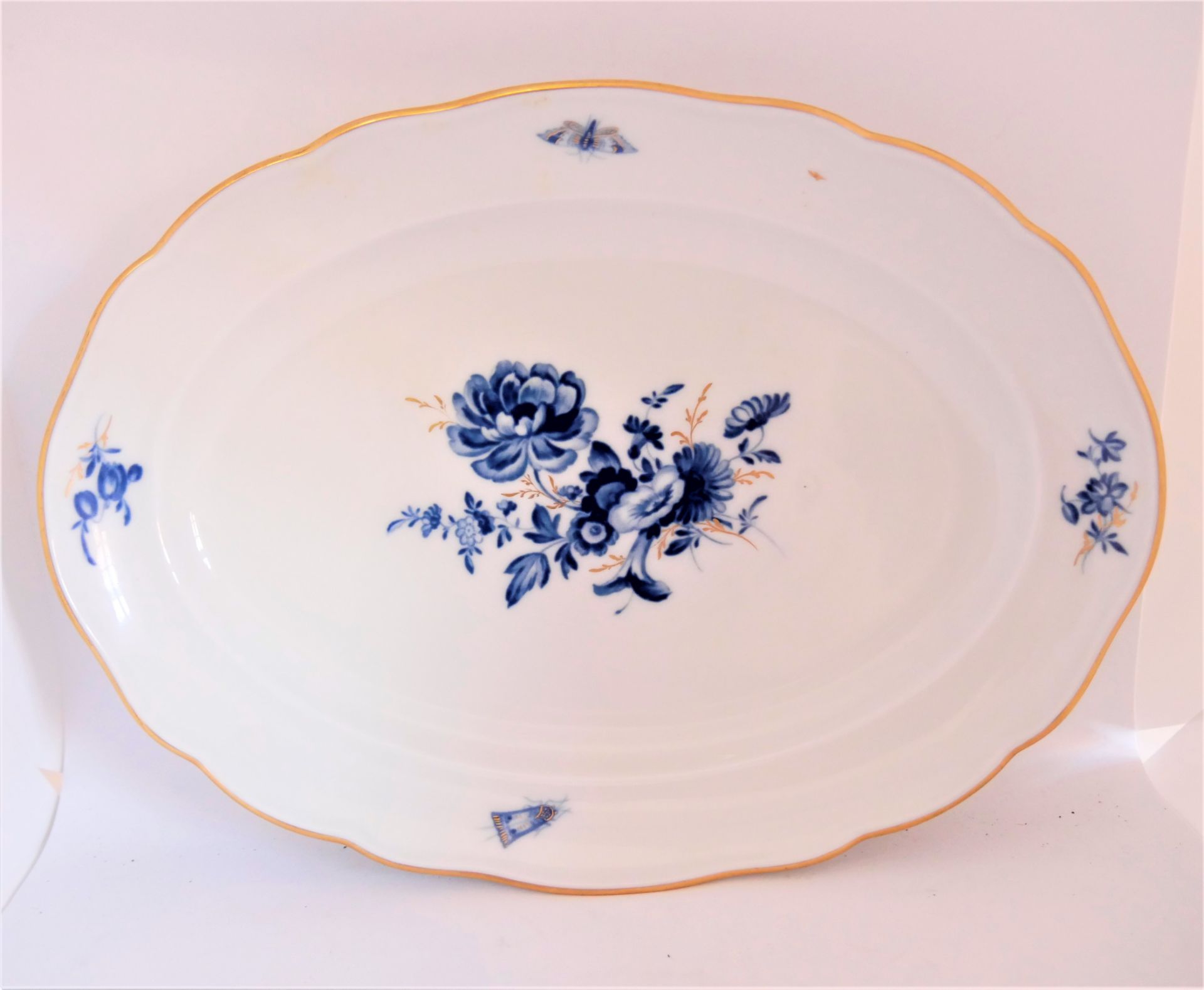 Meissen - Servierplatte, Blaue Blume mit Insektenmalerei, Knaufzeit, um 1900 Porzellan. 2