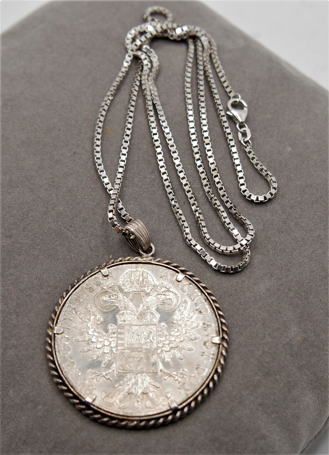 Maria Theresien Thaler an einer Silberkette. Kettenlänge ca. 80 cm - Image 2 of 3