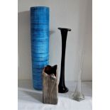 Lot Vasen aus Auflösung, dabei 1 Bodenvase blau, Höhe ca. 73 cm, 1 Glasvase Höhe ca. 41 cm, schwarze
