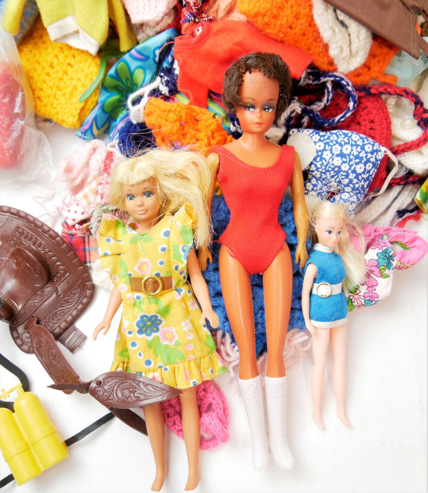 großes Lot Puppen- und Barbiekleider (teilweise handgemacht), diverses Barbie-Zubehör, sowie 3 - Bild 2 aus 2