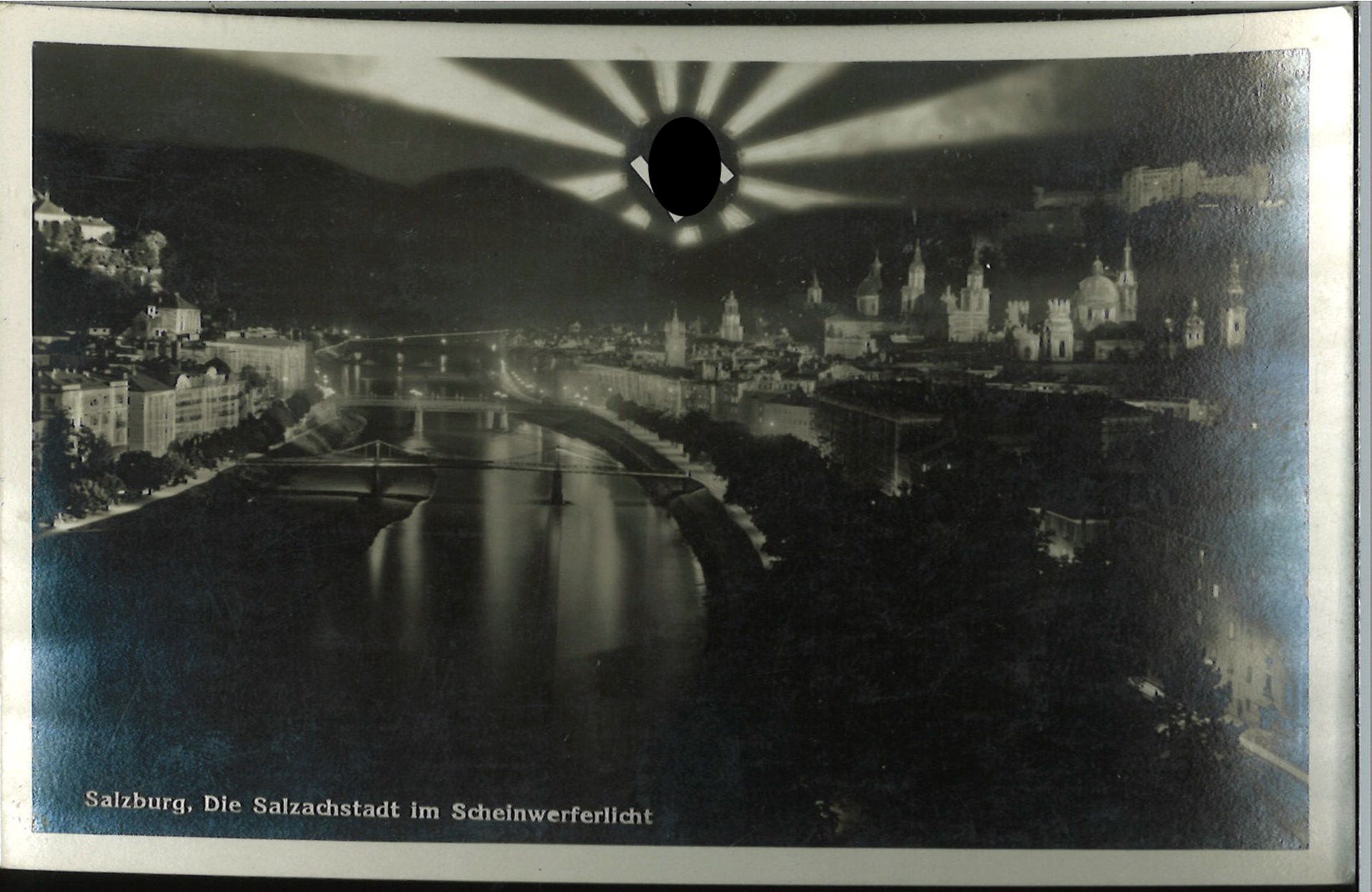 Postkarte "Die Salzsachstadt im Scheinwerferlicht" Der Scheinwerfer ist das strahlende Hakenkreuz