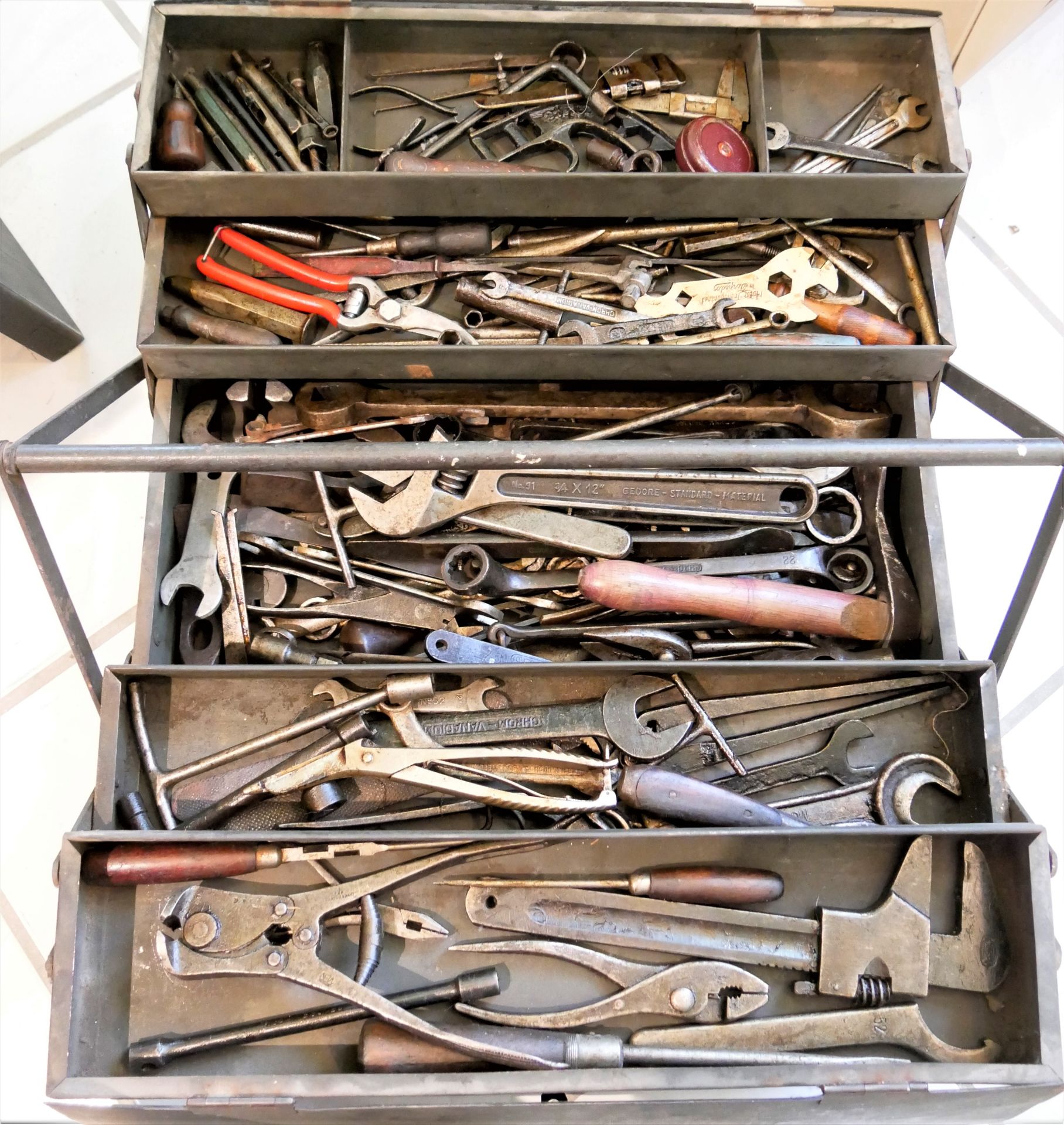 alter Werkzeugkasten gefüllt mit Werkzeugen. Verschiedene Teile, dabei Zangen, Schraubenzieher, etc. - Bild 2 aus 3