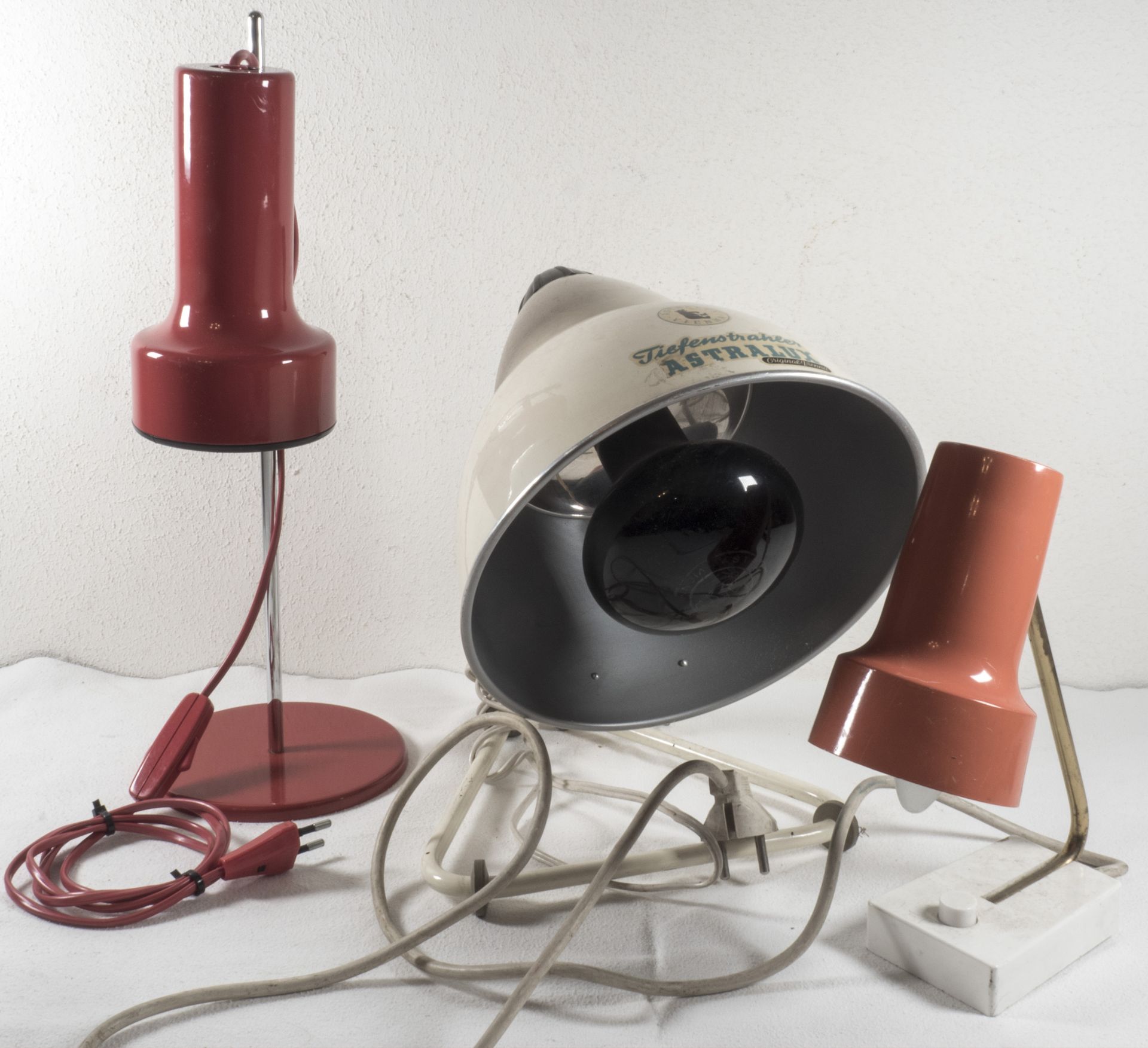 Drei Vintage - Lampen, dabei ein Wärmestrahler.