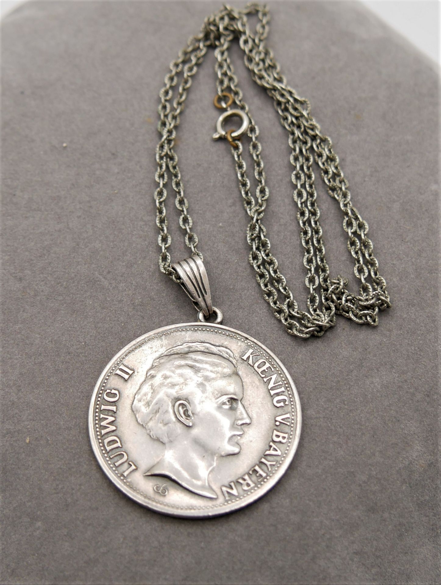 Medaille Ludwig II, König von Bayern/Schloss Neuschwanstein. Gehenkelt, mit Kette.