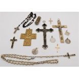 Lot Religiöses aus Auflösung, dabei Kreuze, Rosenkränze, etc