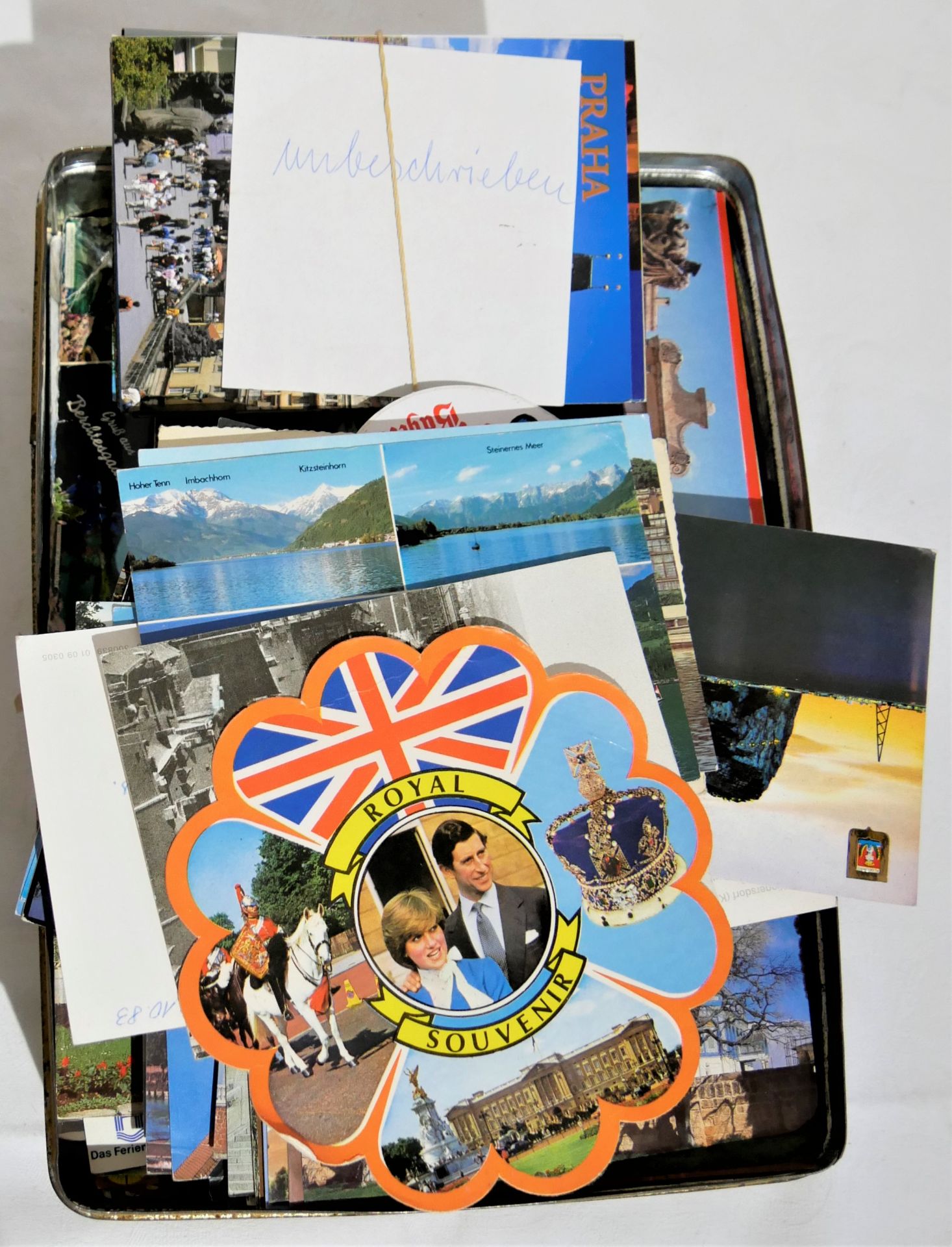 Lot Postkarten Europa, 70/80er Jahre. In alter Blechdose. Gelaufen und ungelaufen. Vielleicht - Bild 2 aus 2