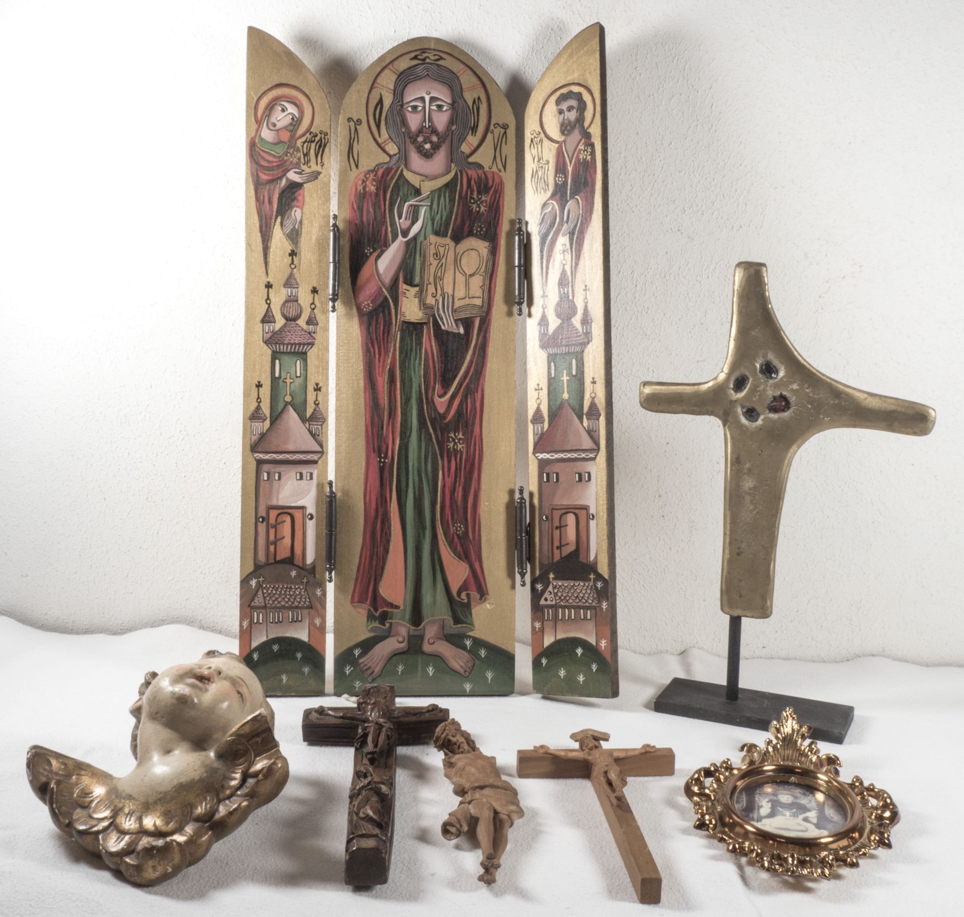 Konvolut Religiöses, bestehend aus Triptychon, verschiedene Holzkreuze, 1 x mit Fach für Rosenkranz,