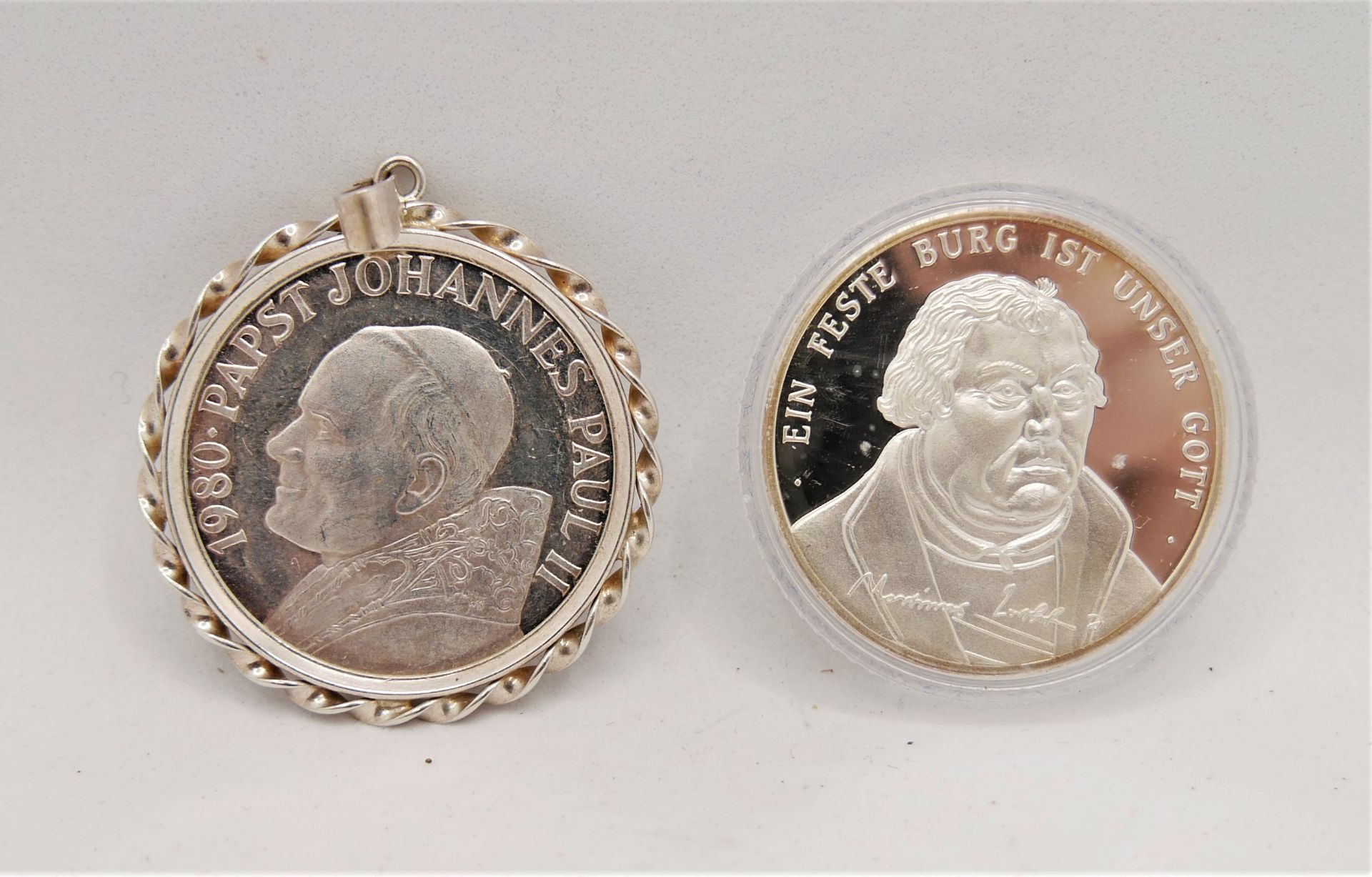 2 Silbermedaillen, 1x Martin Luther sowie 1x Papst Johannes Paul II