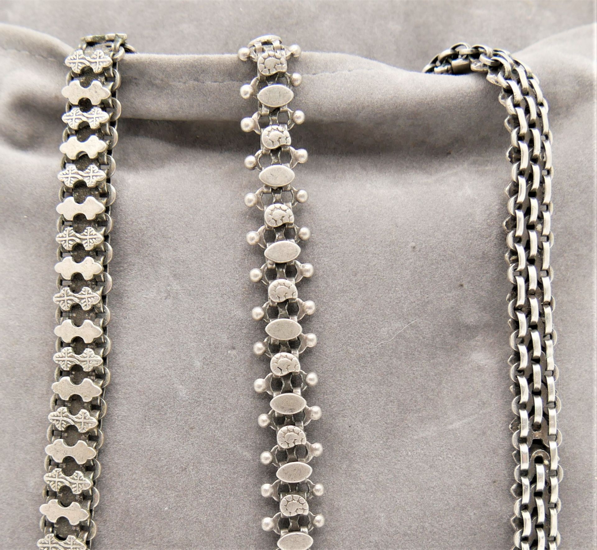 Lot Silberschmuck, bestehend aus 3 massiven Armbändern, Silber geprüft. Länge bis 25 cm - Image 2 of 2