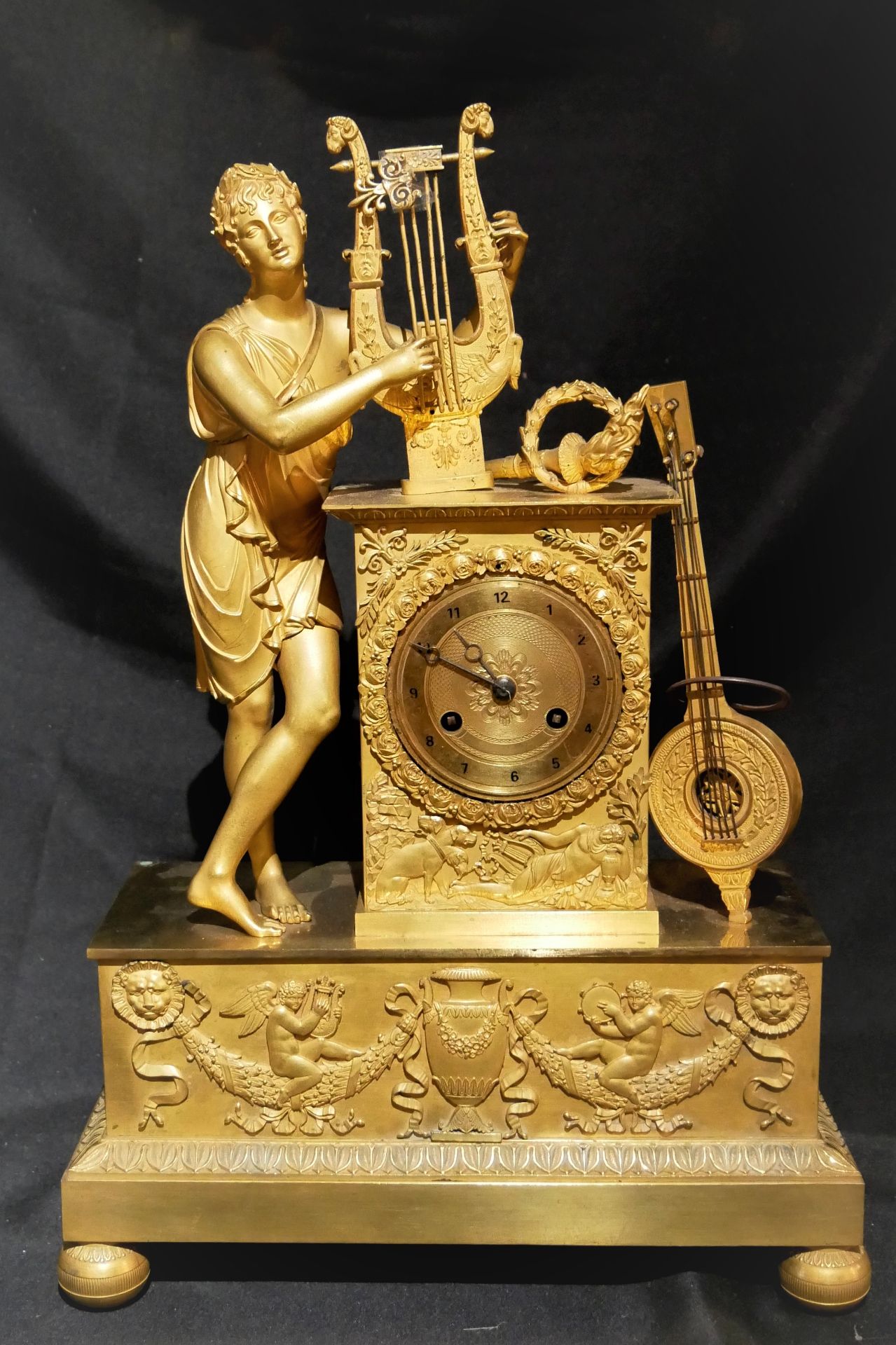 Große Pariser Empire Bronze Pendule um 1815/30. Jüngling mit Harfe. Funktion geprüft. Schönes