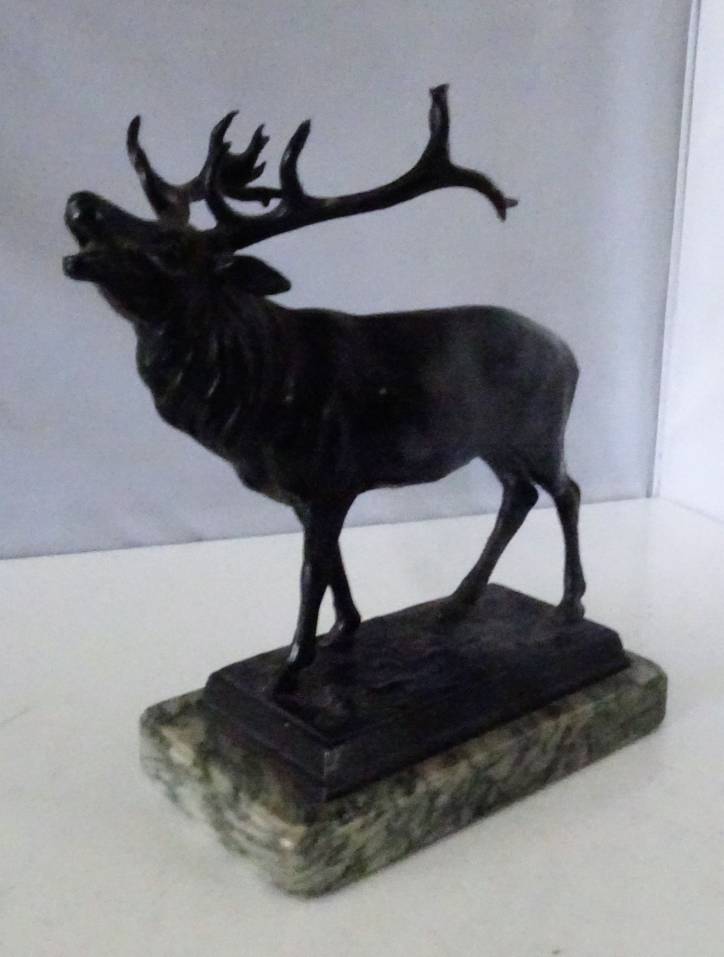 Bronzefigur geschwärzt "Röhrender Hirsch", auf Marmorsockel. Maße: Höhe ca. 20 cm, Breite ca. 15 cm,