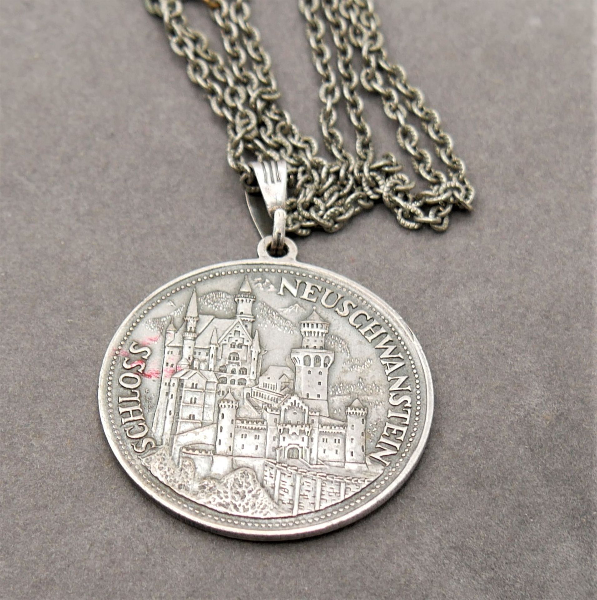 Medaille Ludwig II, König von Bayern/Schloss Neuschwanstein. Gehenkelt, mit Kette. - Bild 2 aus 2