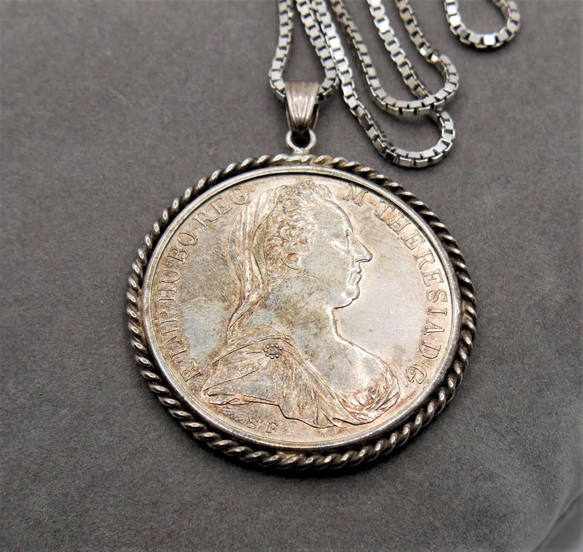 Maria Theresien Thaler an einer Silberkette. Kettenlänge ca. 80 cm - Image 3 of 3