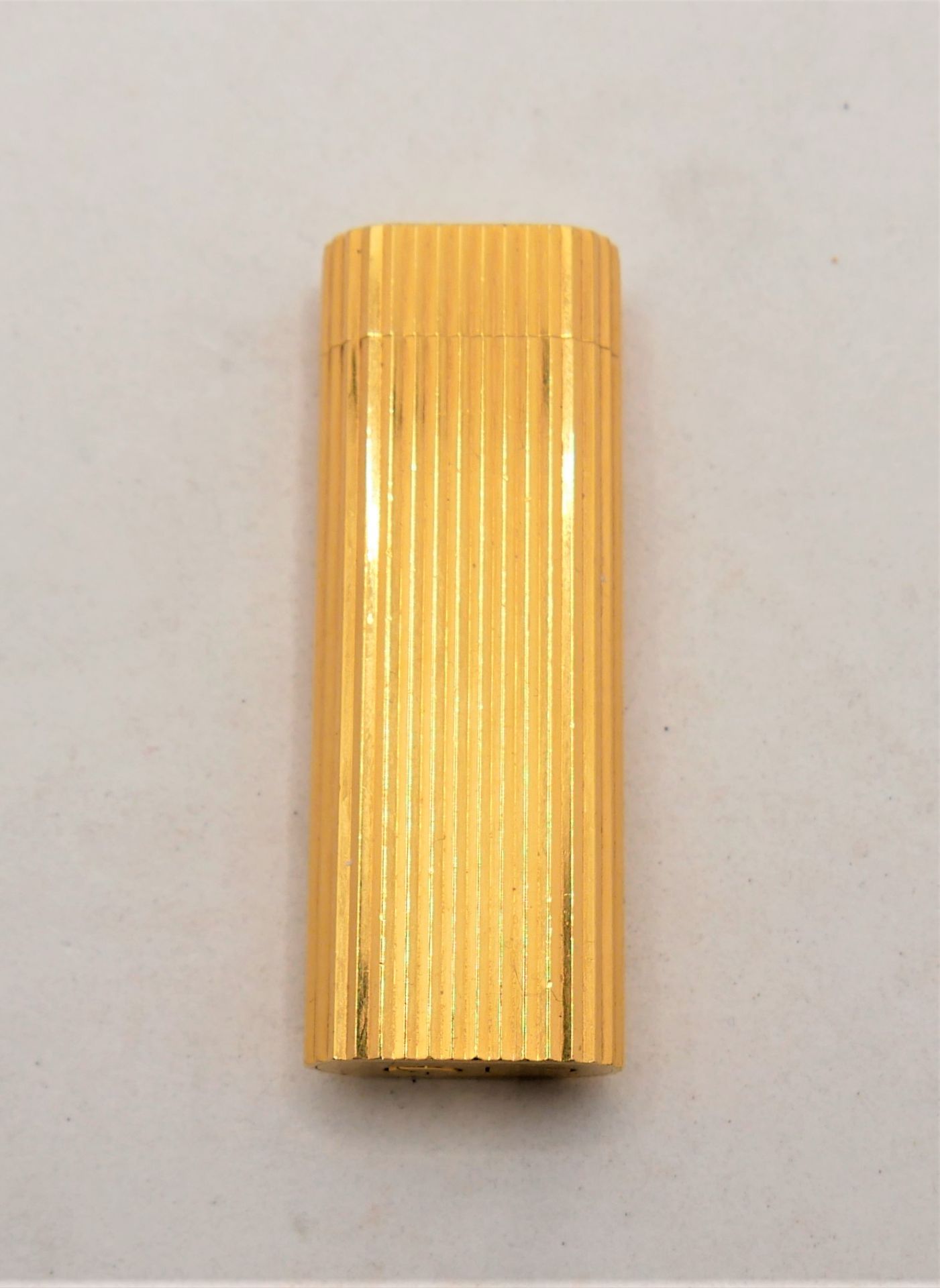 Cartier Paris Feuerzeug vergoldet, Plaque Org, Nr. 199 29 M, Swiss Made. Höhe ca. 6,8 cm. Funktion