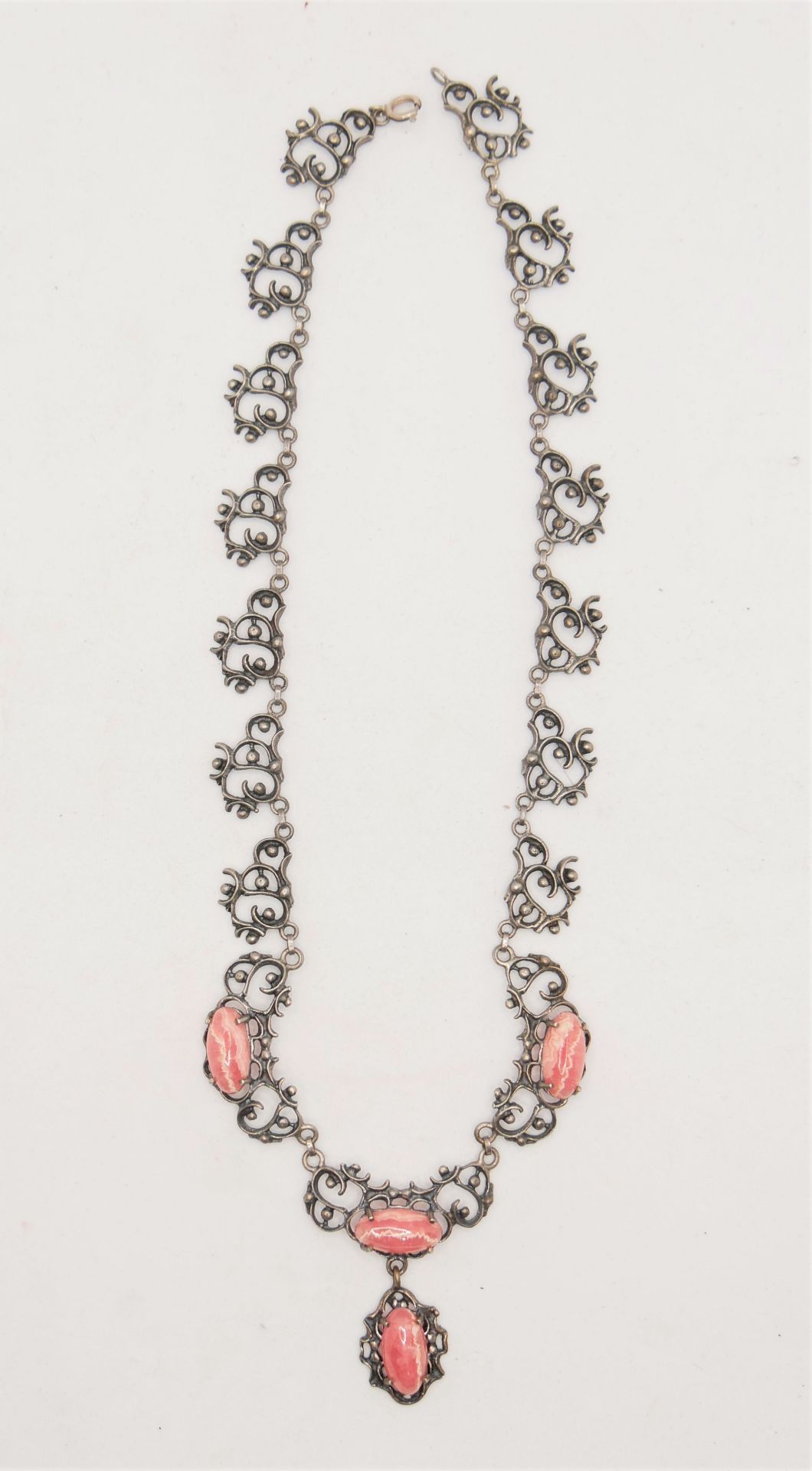 Collier, 835er Silber, mit Rhodendrositen besetzt. Länge ca. 45 cm