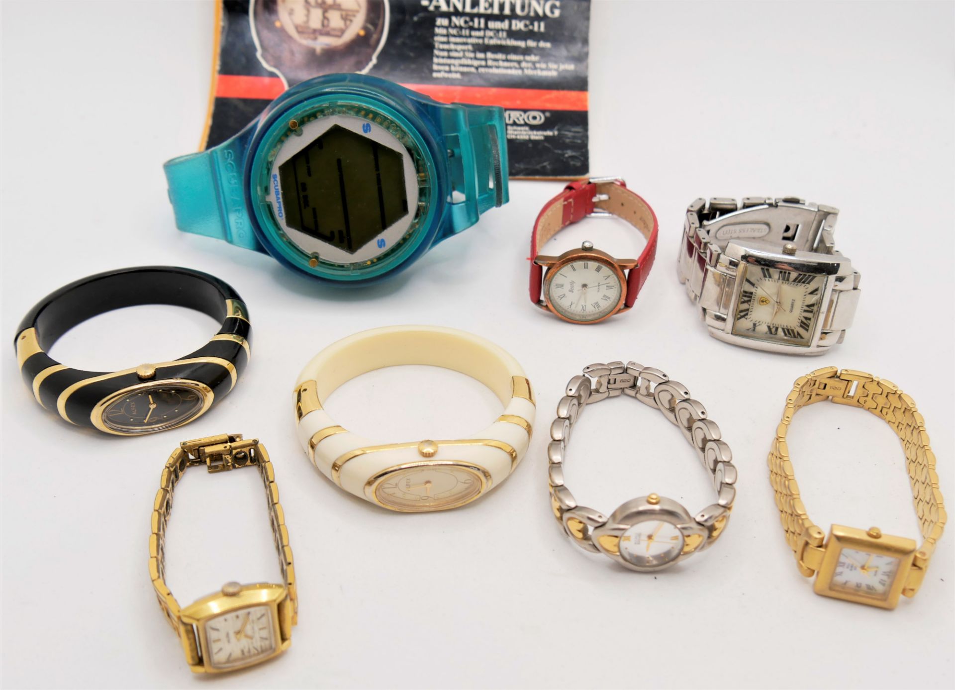 Lot Herren- und Damenarmbanduhren, dabei ausgefallene Stücke sowie 1 Taucheruhr.