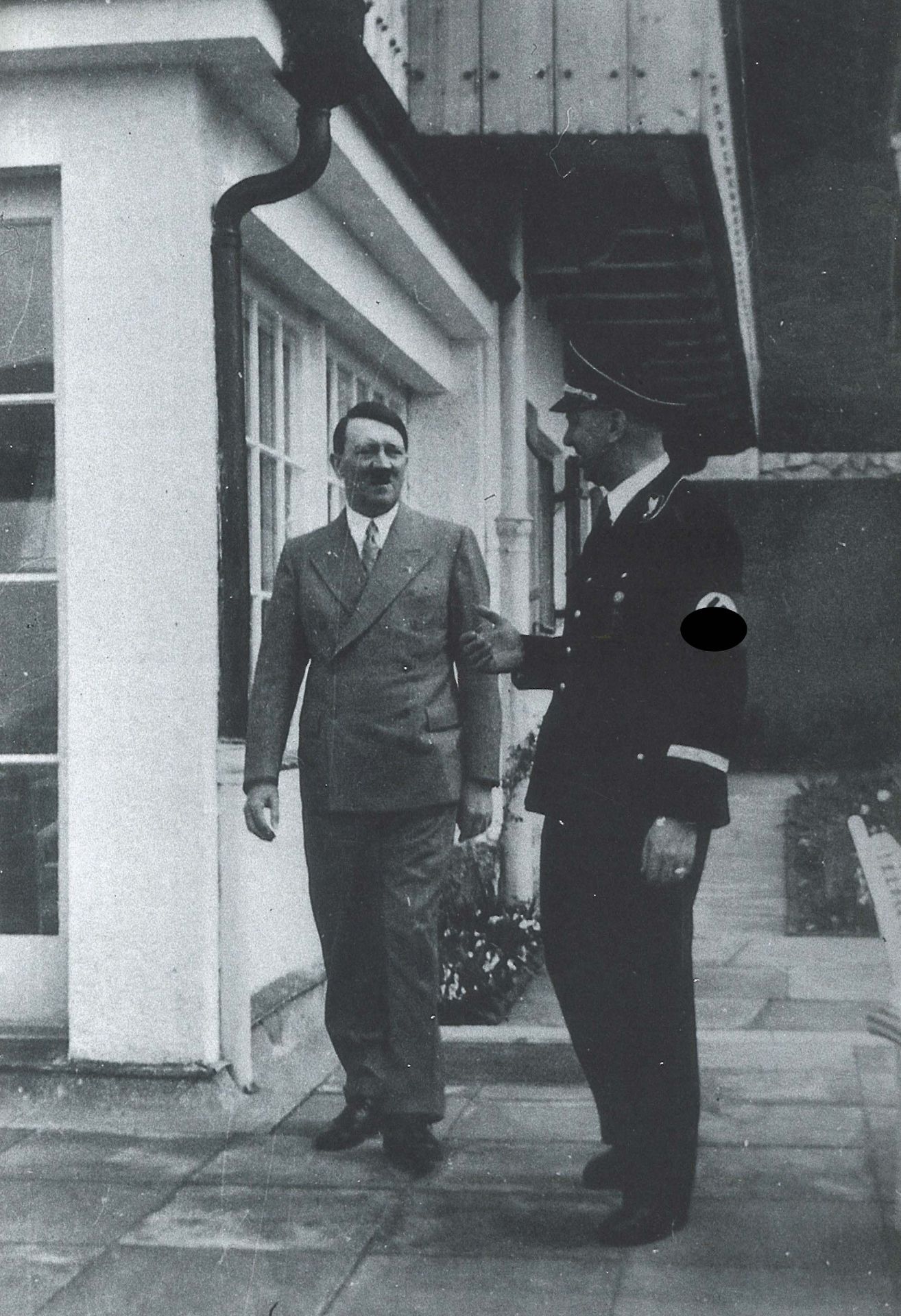 Adolf Hitler und Eva Braun auf dem Obersalzberg. Dokumentation in Bildern. - Image 2 of 3