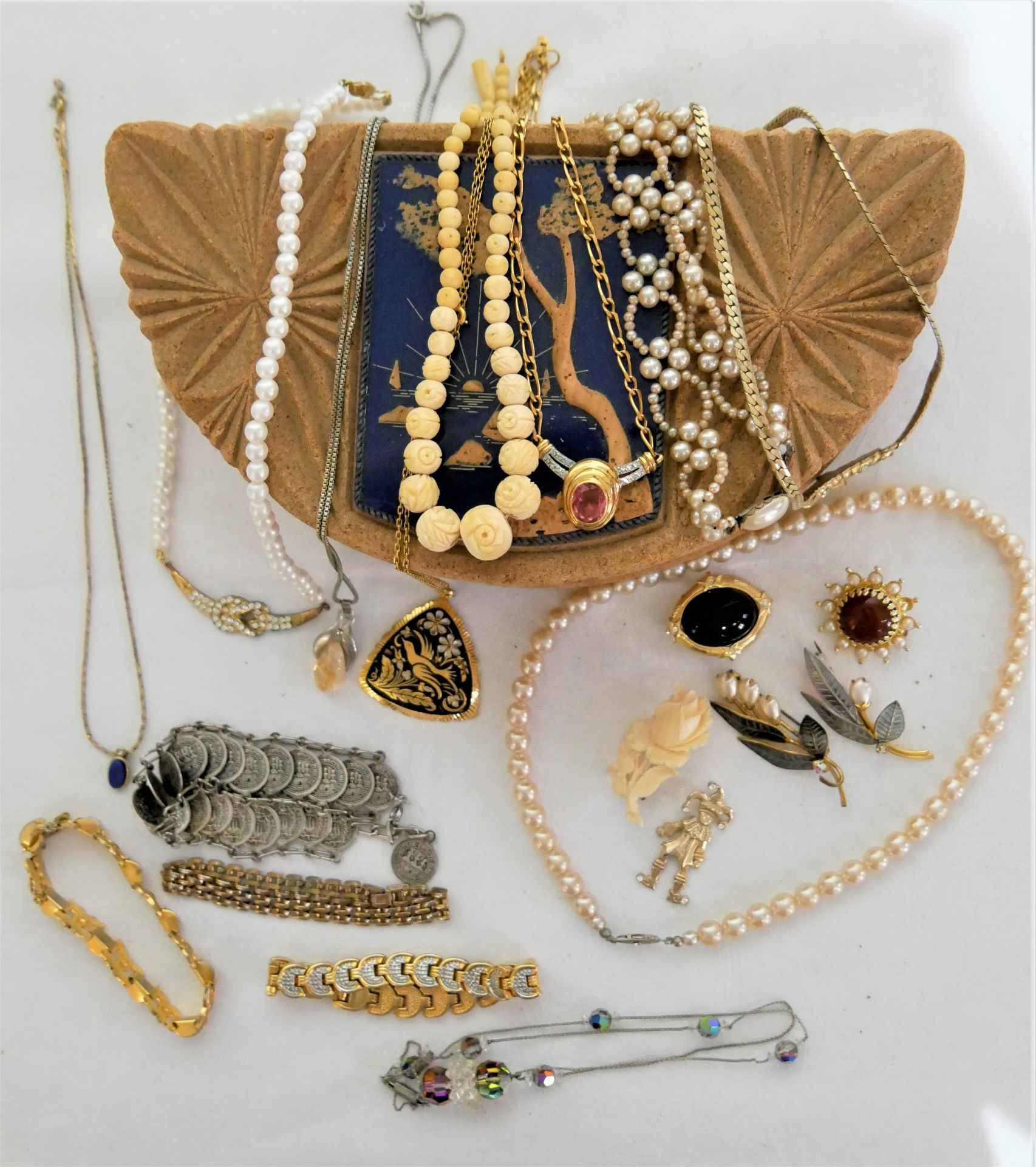 Lot Modeschmuck in alter Korkschmuckdose