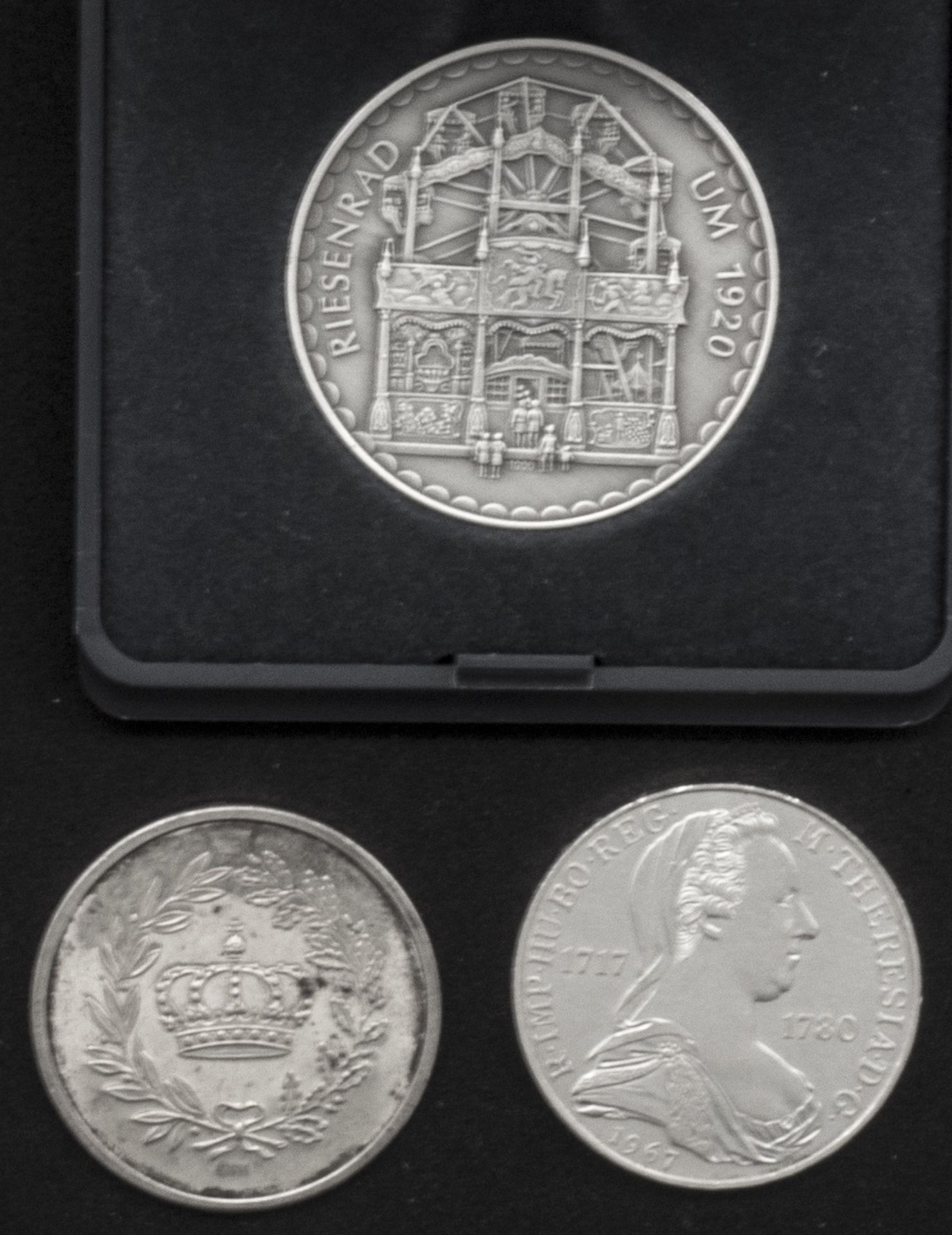 Lot Silbermedaillen, bestehend aus:"1. Schausteller - Taler 1987", "Ludwig II." und "Österreich 1967 - Image 2 of 2