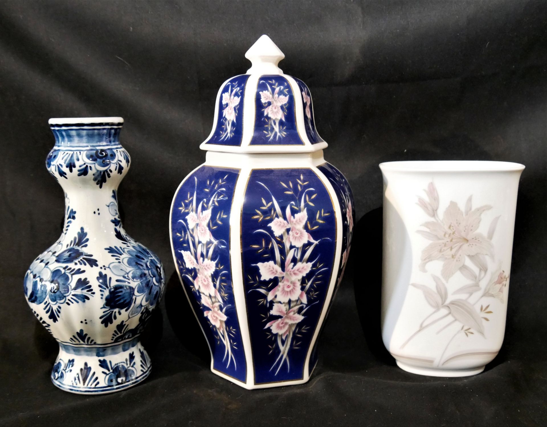 Lot Porzellan & Keramik aus Auflösung, insgesamt 3 Stück. Dabei 1x Delft, 1x Kaiser sowie 1