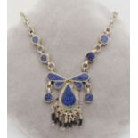 Collier mit Lapislazuli besetzt, aus Silberblech. Afghanistan.