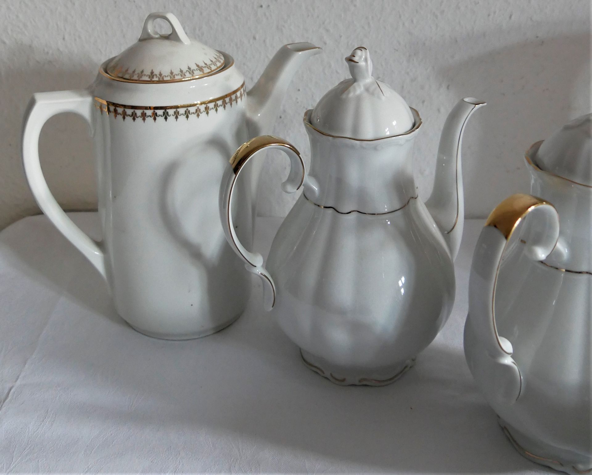 5 Teile Porzellan, dabei 3 Kaffeekannen, 1 Vase sowie 1 Schildkröte. Teilweise gemarkt. - Image 2 of 4