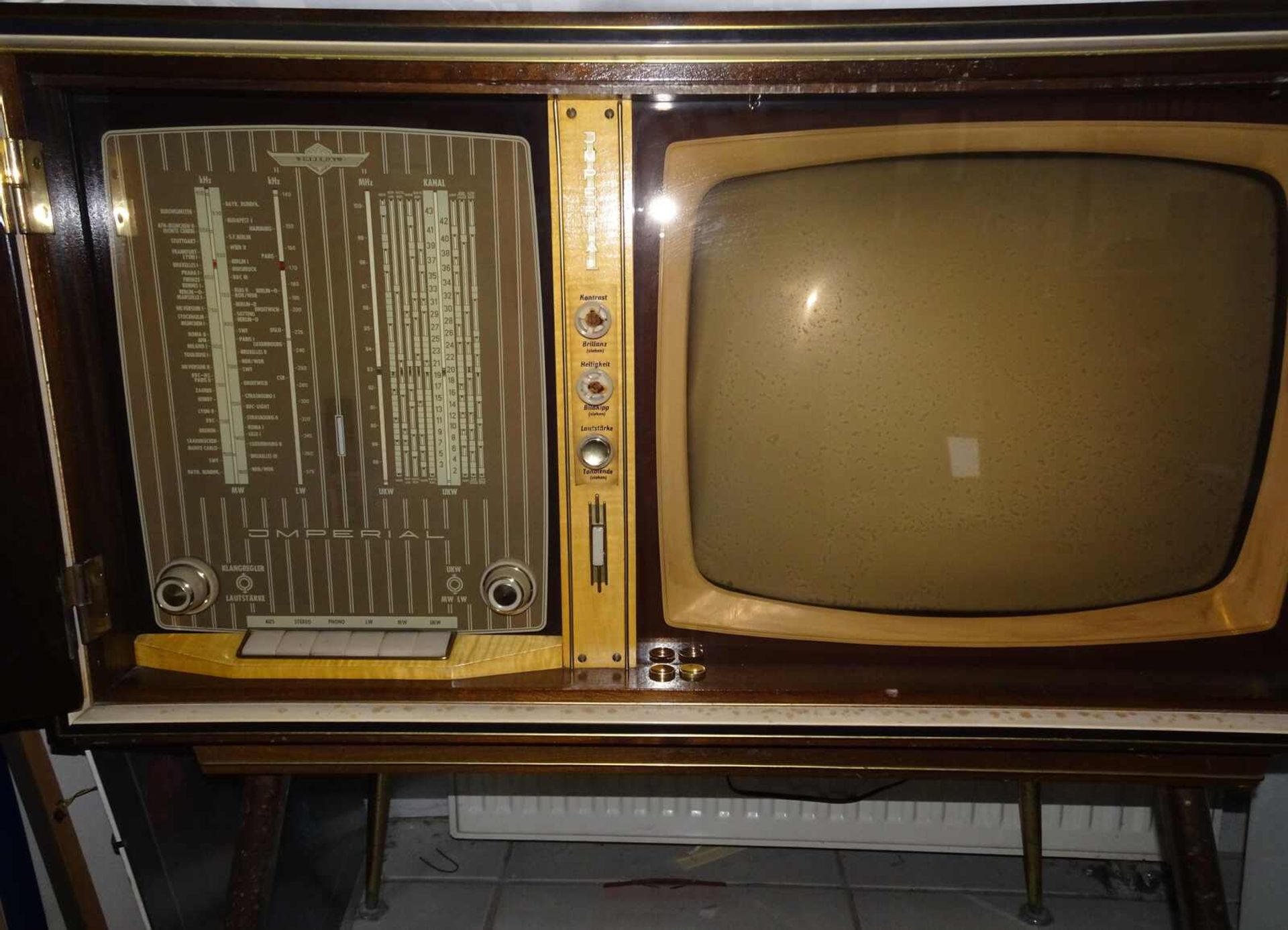 Imperial Fernseh-Phono Schrank, 50er Jahre, auf Metallfüßen. Funktion nicht geprüft. Bitte