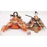 2 Muschelkalkpuppen "Geisha", verschiedene Modelle. Höhe bis ca. 8,5 cm. Guter altersgemäßer