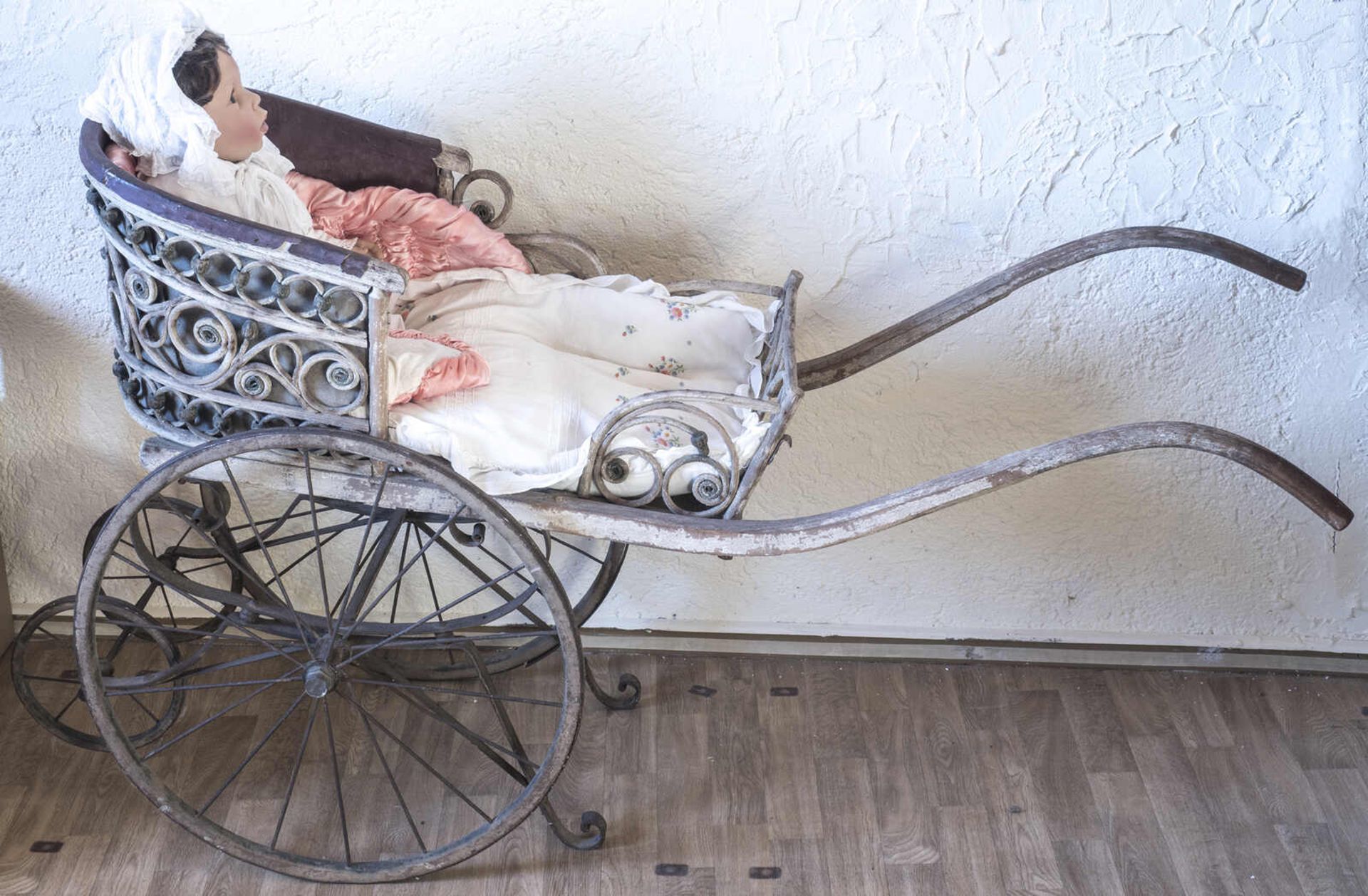 Rattan - Kinderwagen / Sportwagen, ca. 1880. Mit langen Schubstangen. Original. Die Kissen sind