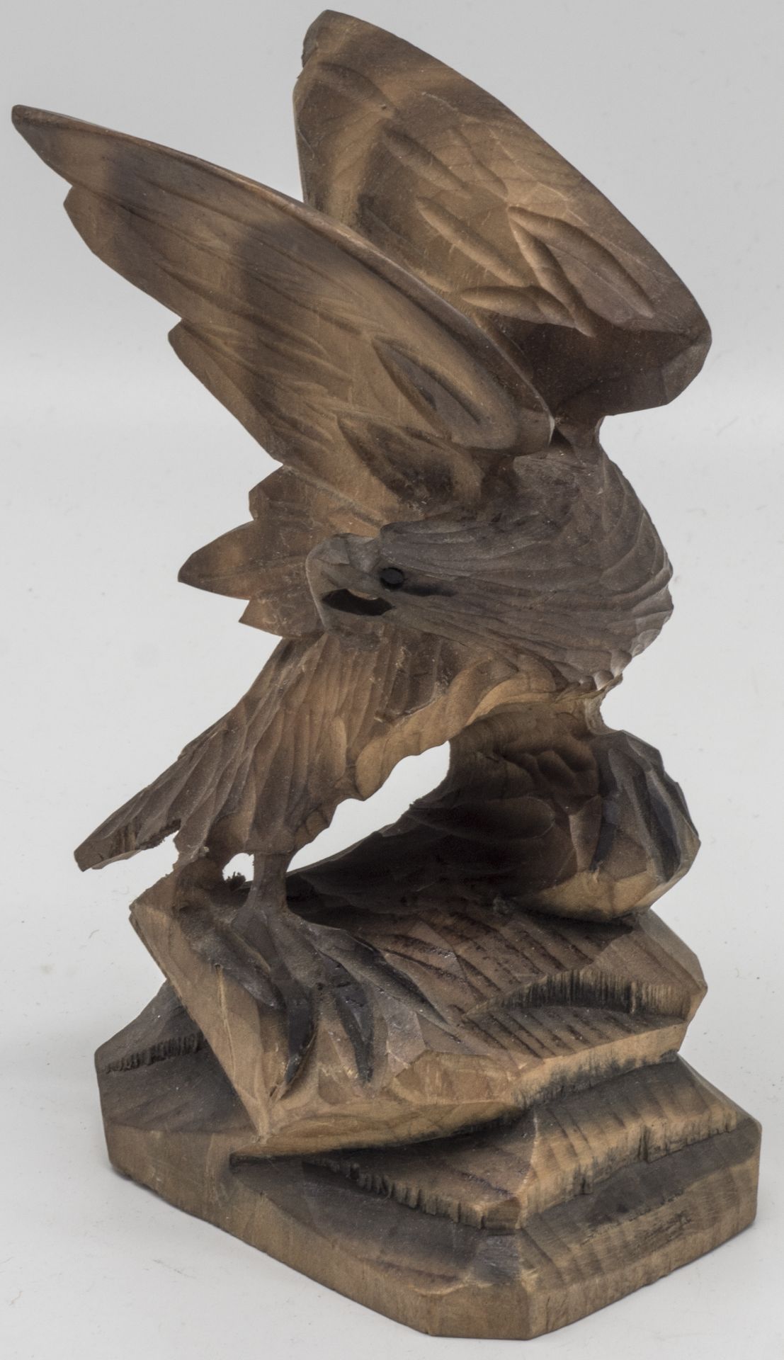 Holzfigur Adler. Höhe: ca. 14 cm.